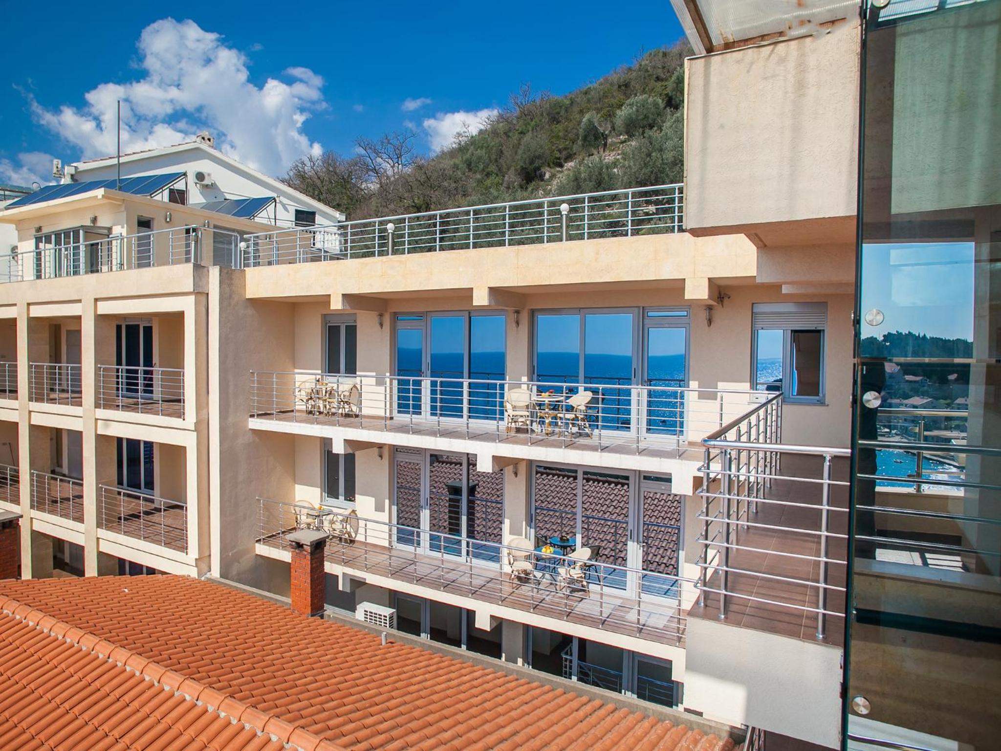 One-Bedroom Apartment with Shared Balcony and Sea View photo 3