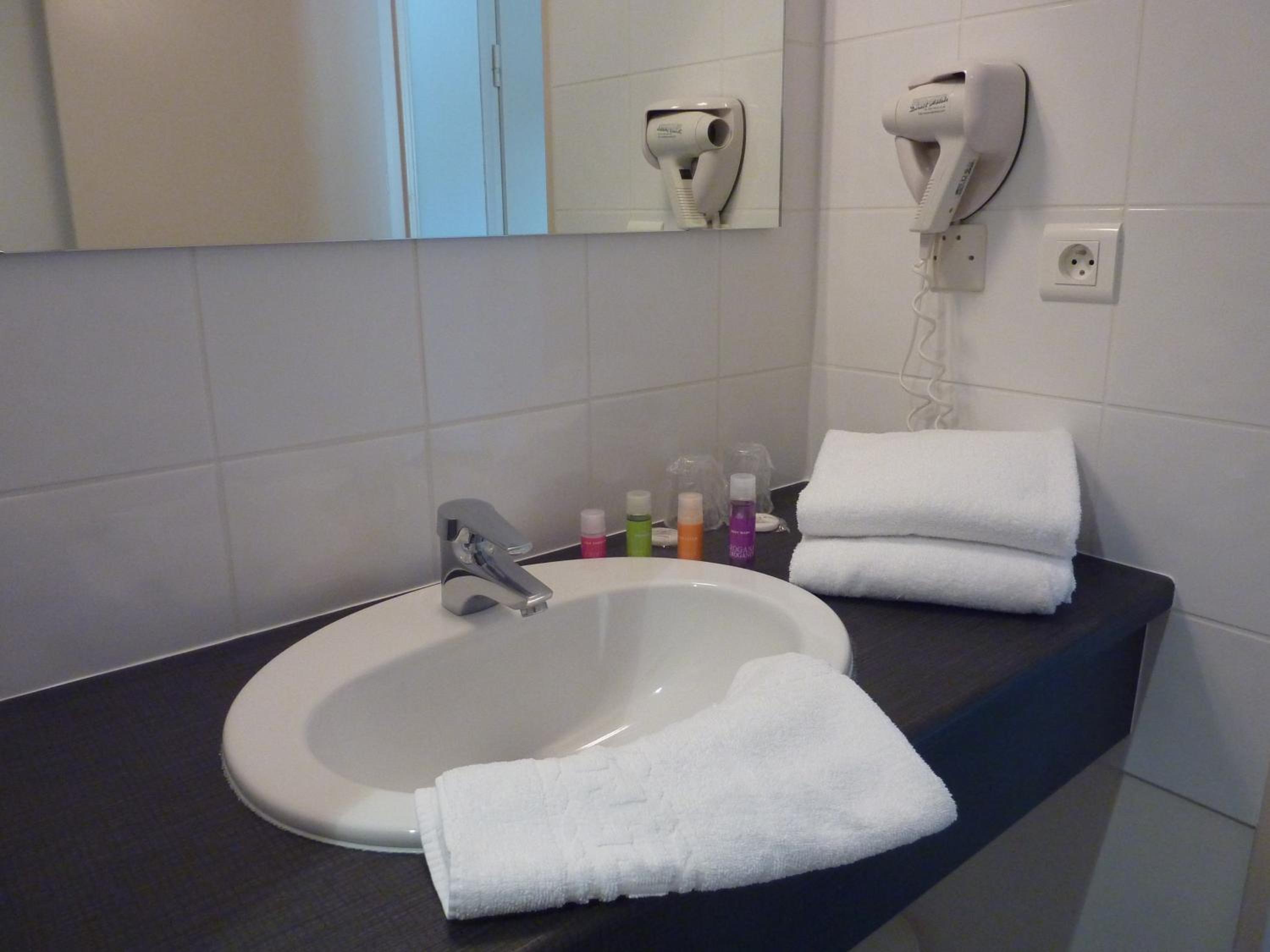 Twin Room - Photo 2