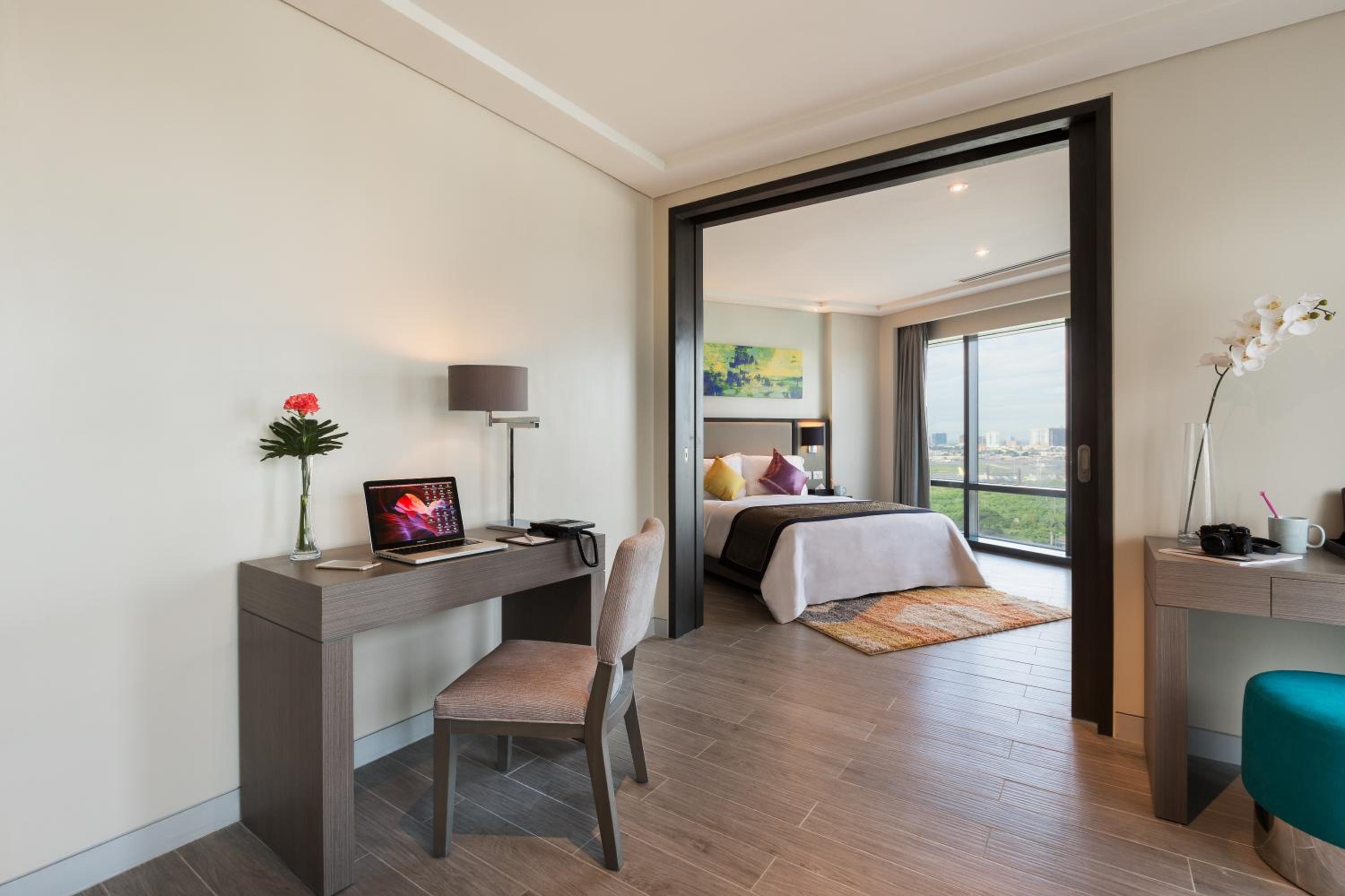 1 Bedroom Executive Suite with Living Room and Airport View photo 3