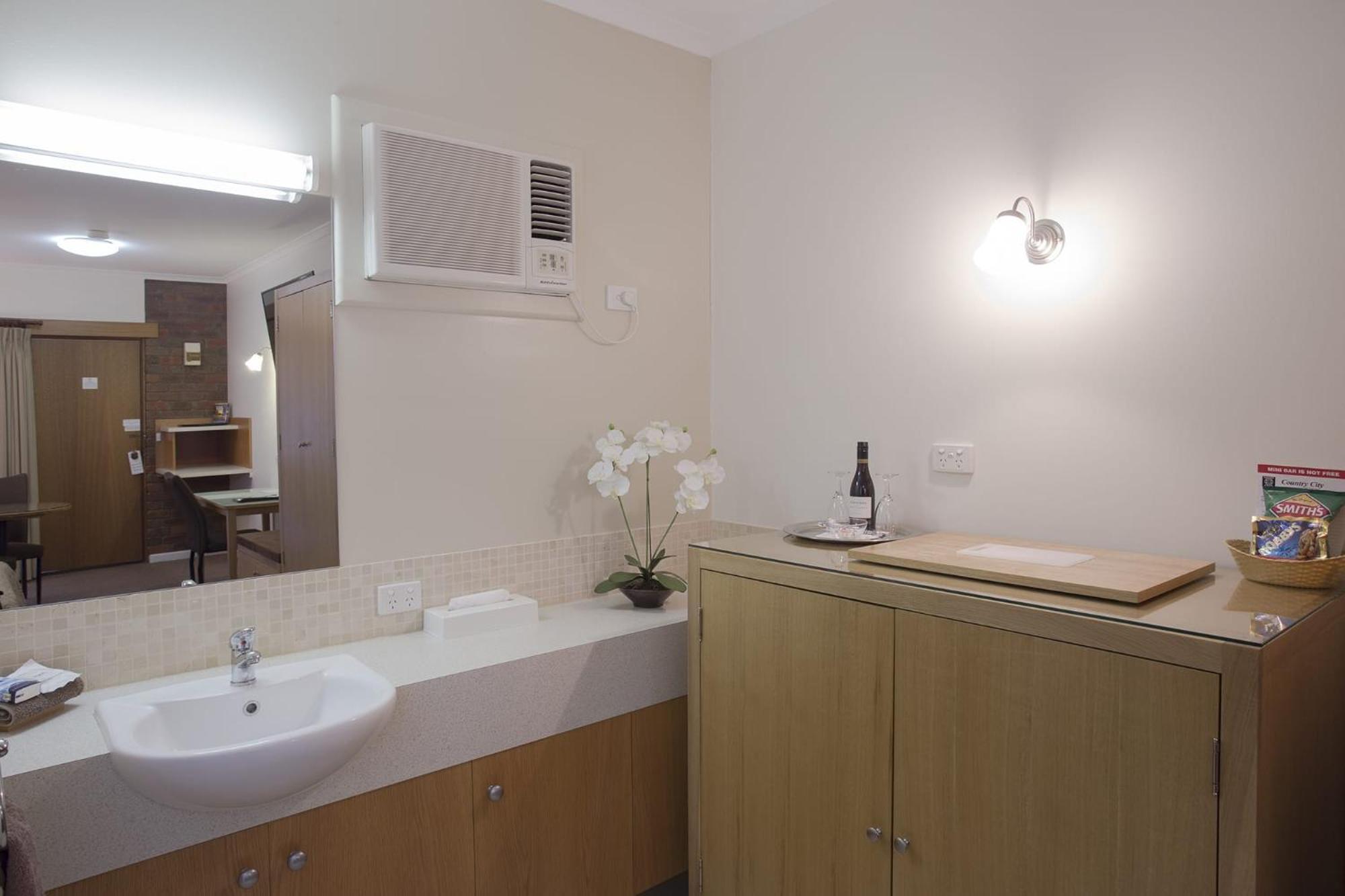 Deluxe Double Room - Photo 9