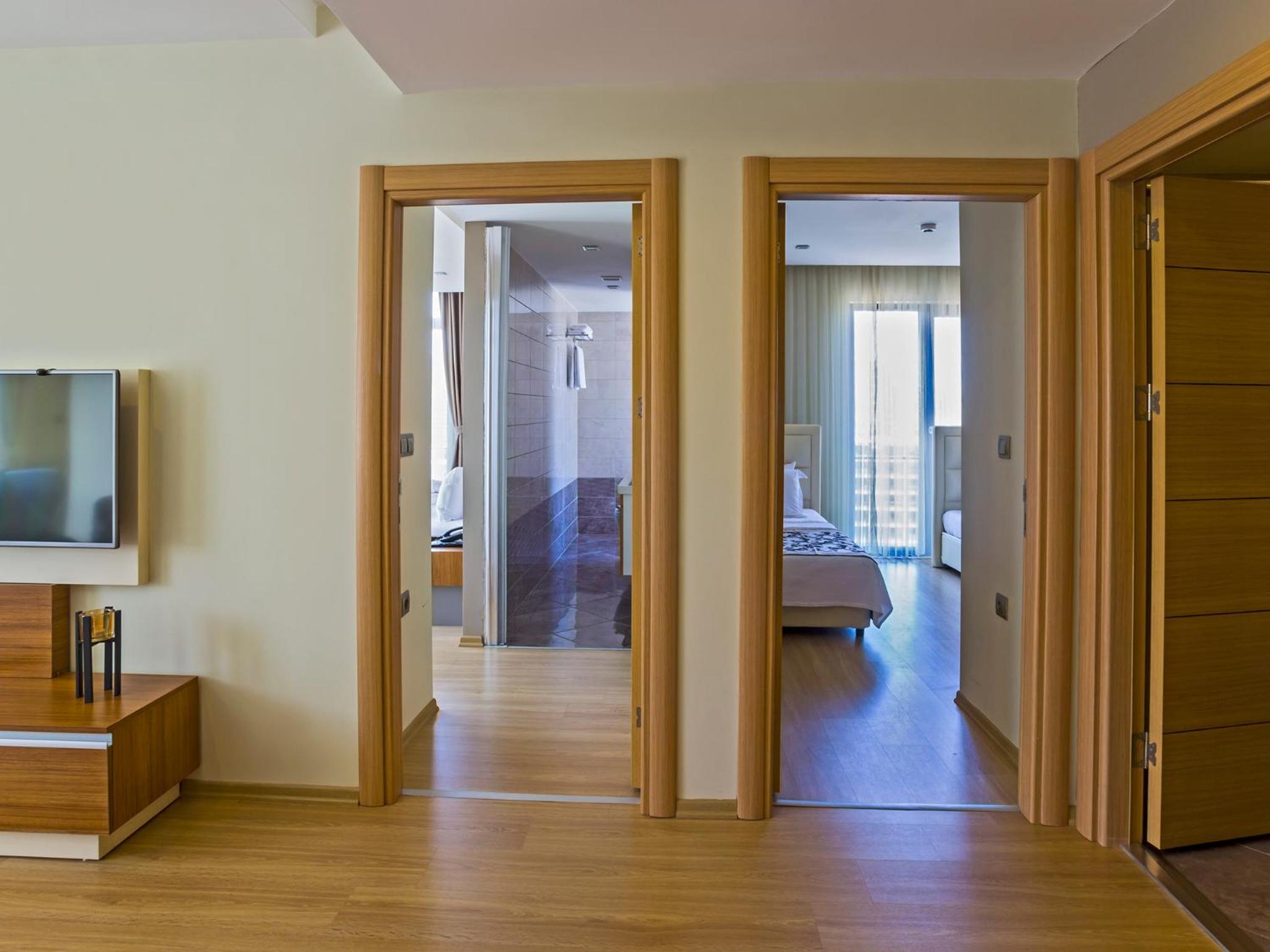 Two-Bedroom Apartment with Balcony and City View photo 2