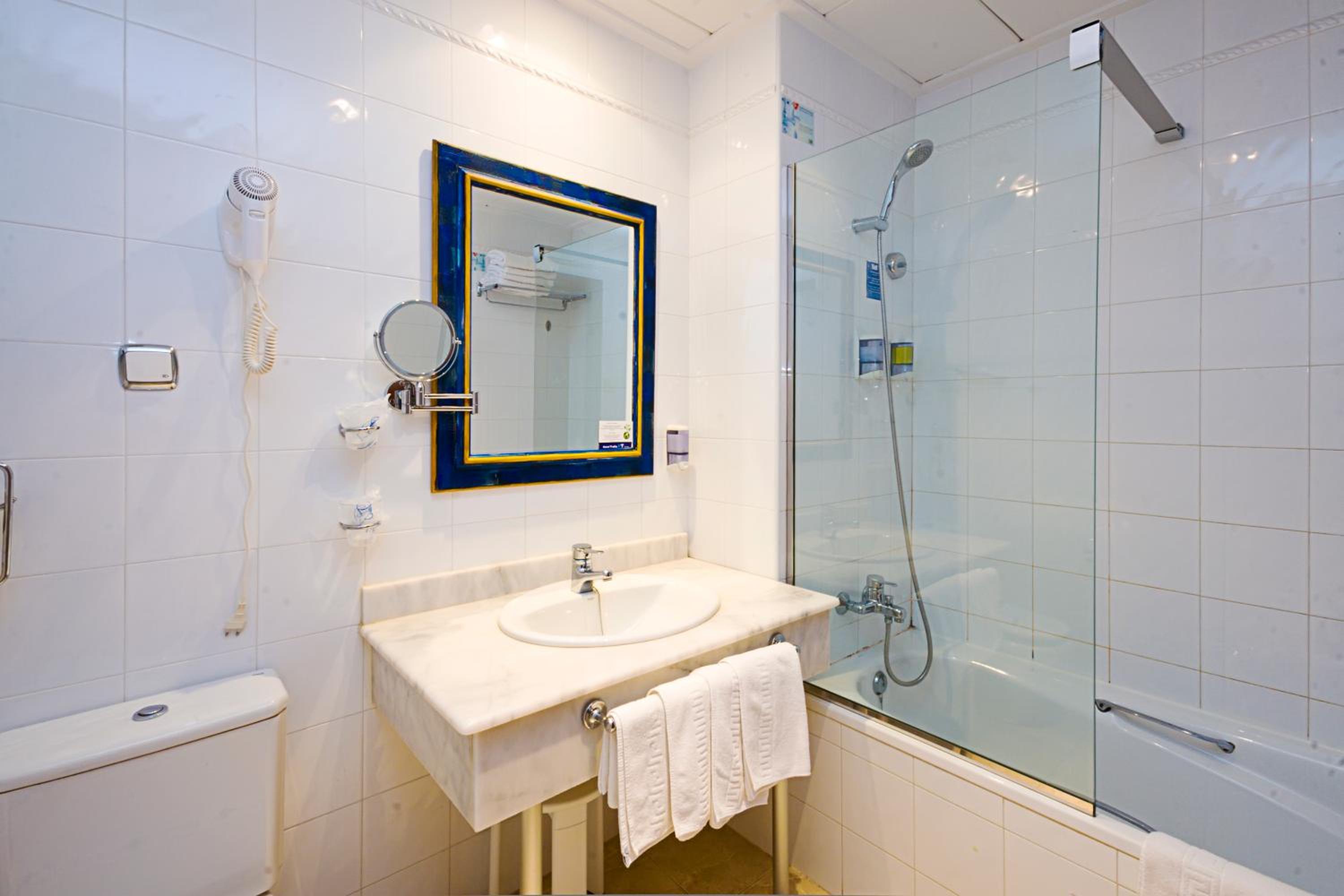 Double or Twin Room - Photo 4