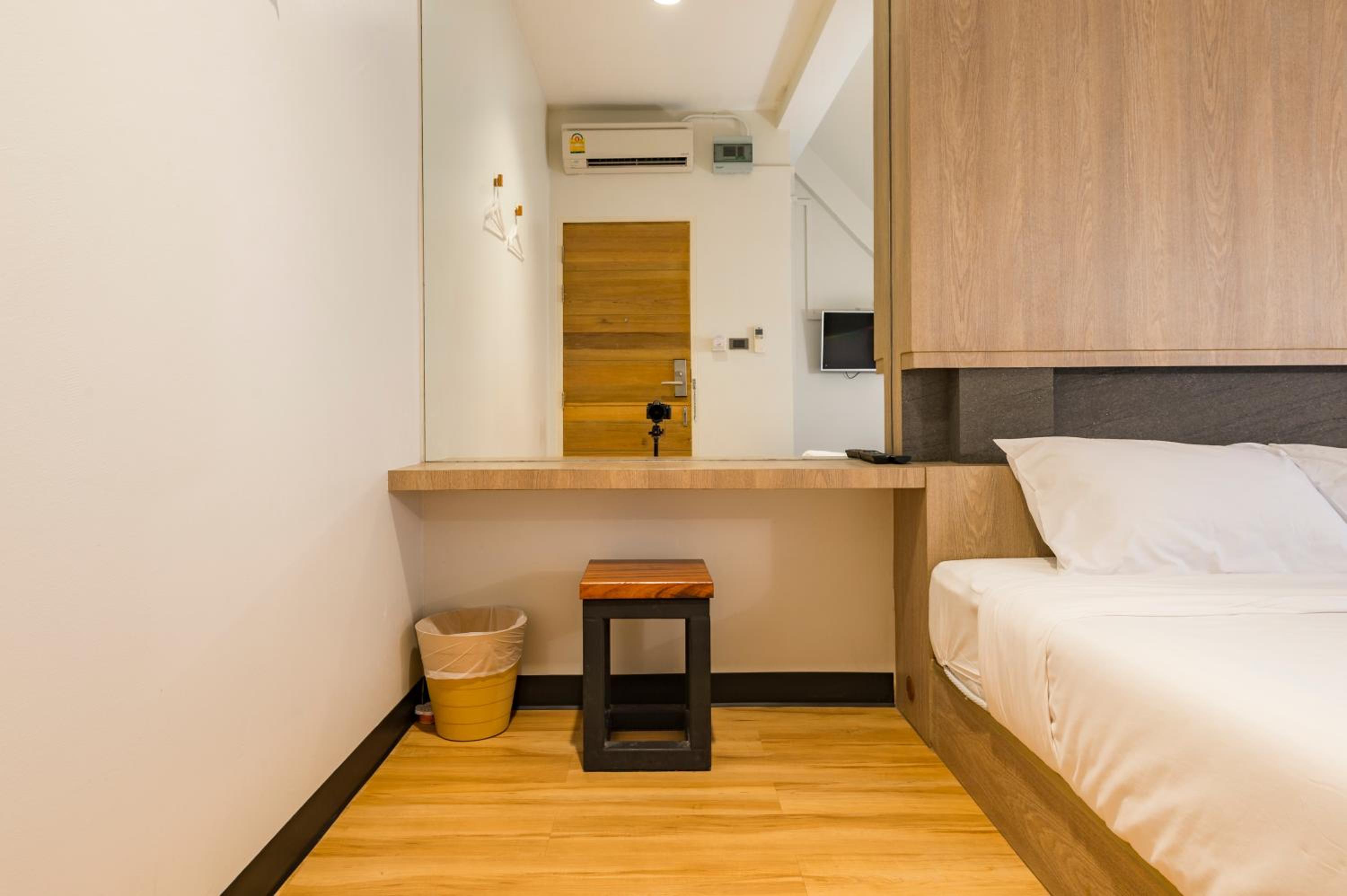 Queen Room with Shared Bathroom - No Window photo 1