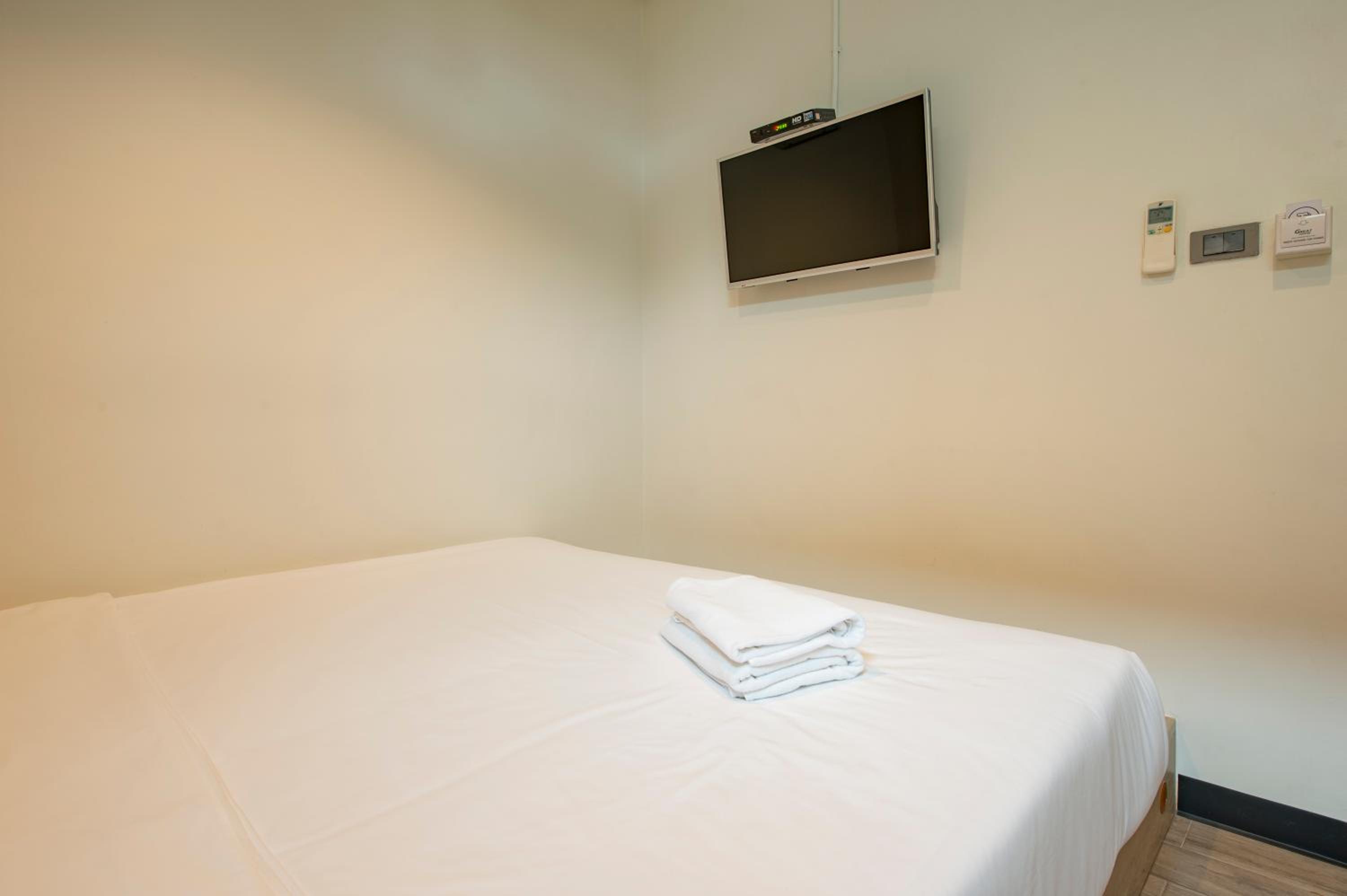 Queen Room with Shared Bathroom - No Window photo 3