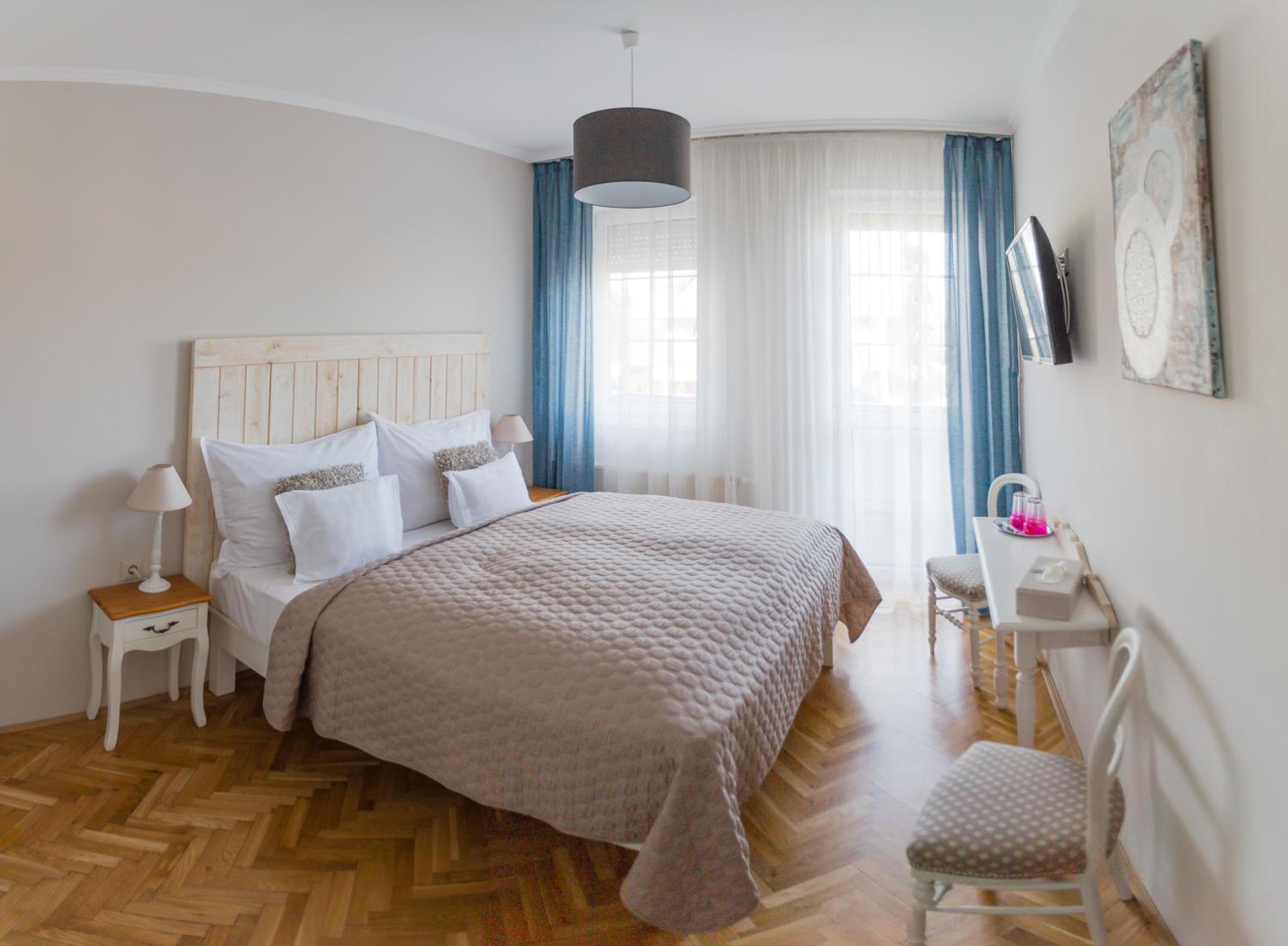 Double Room with Balcony - Photo 12