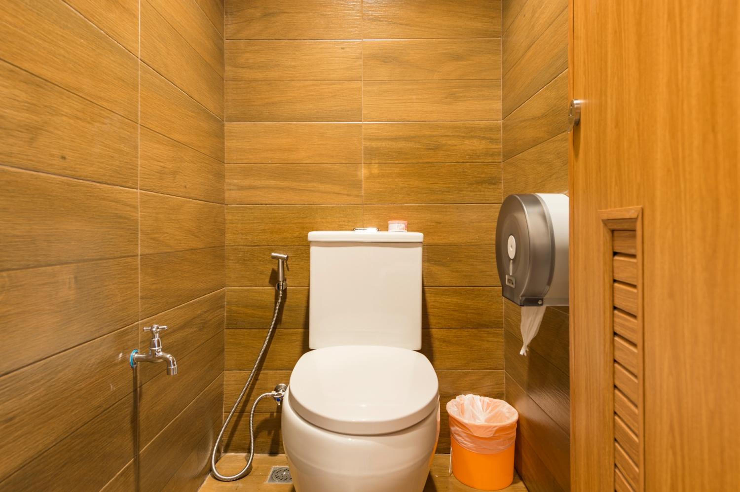 Queen Room with Shared Bathroom photo 2