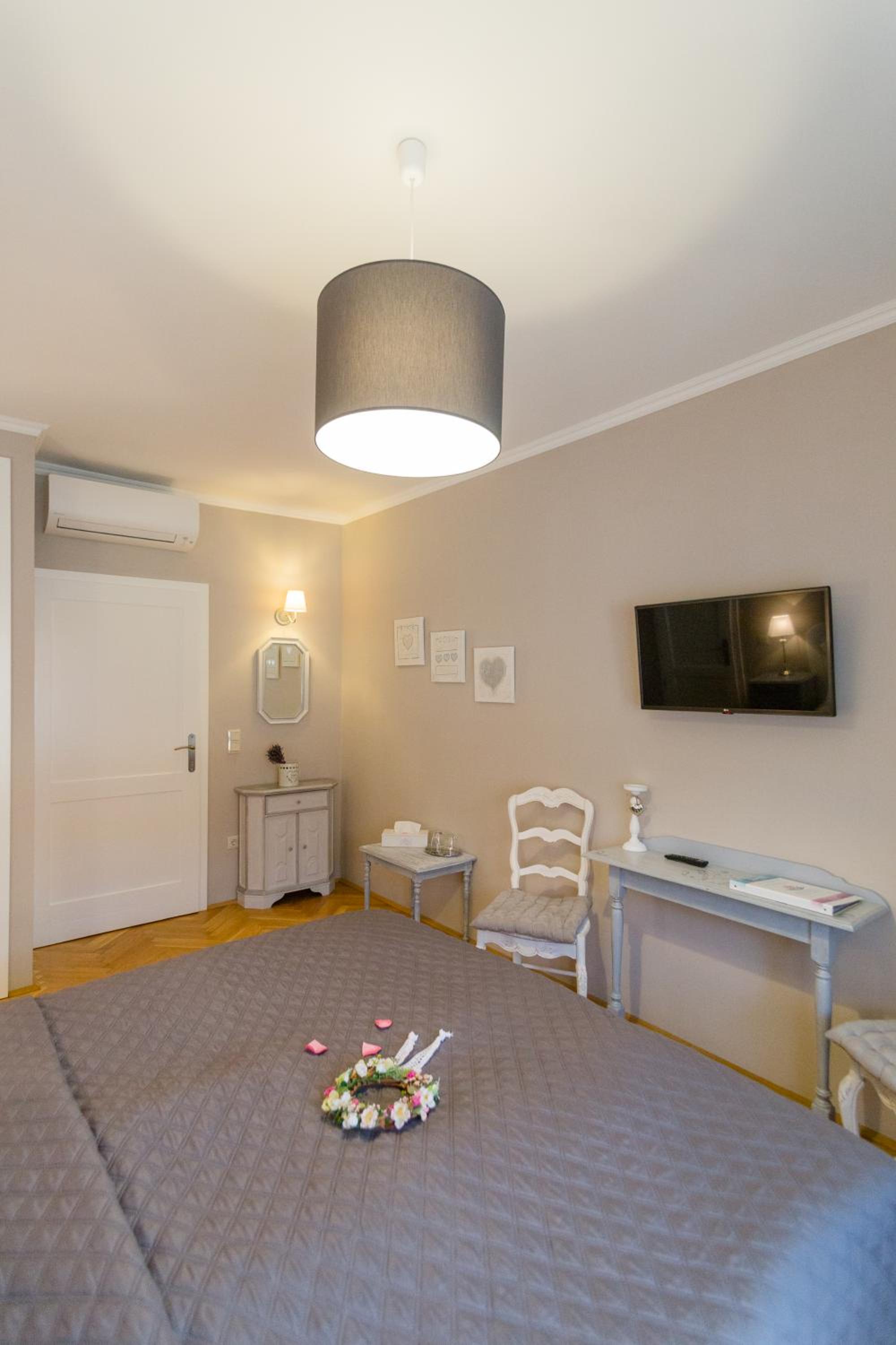 Double Room with Balcony - Photo 17