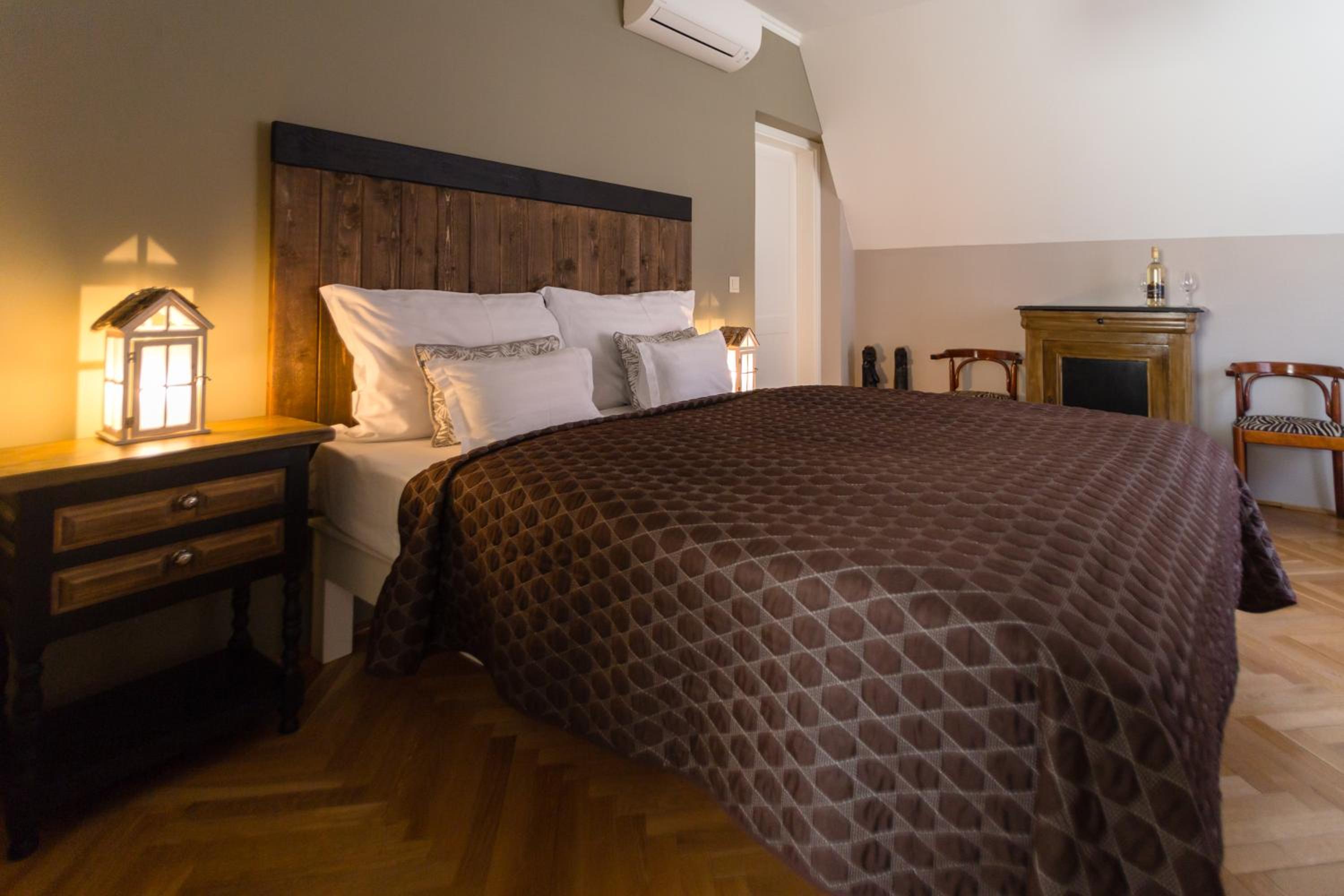 Double Room with Balcony - Photo 10