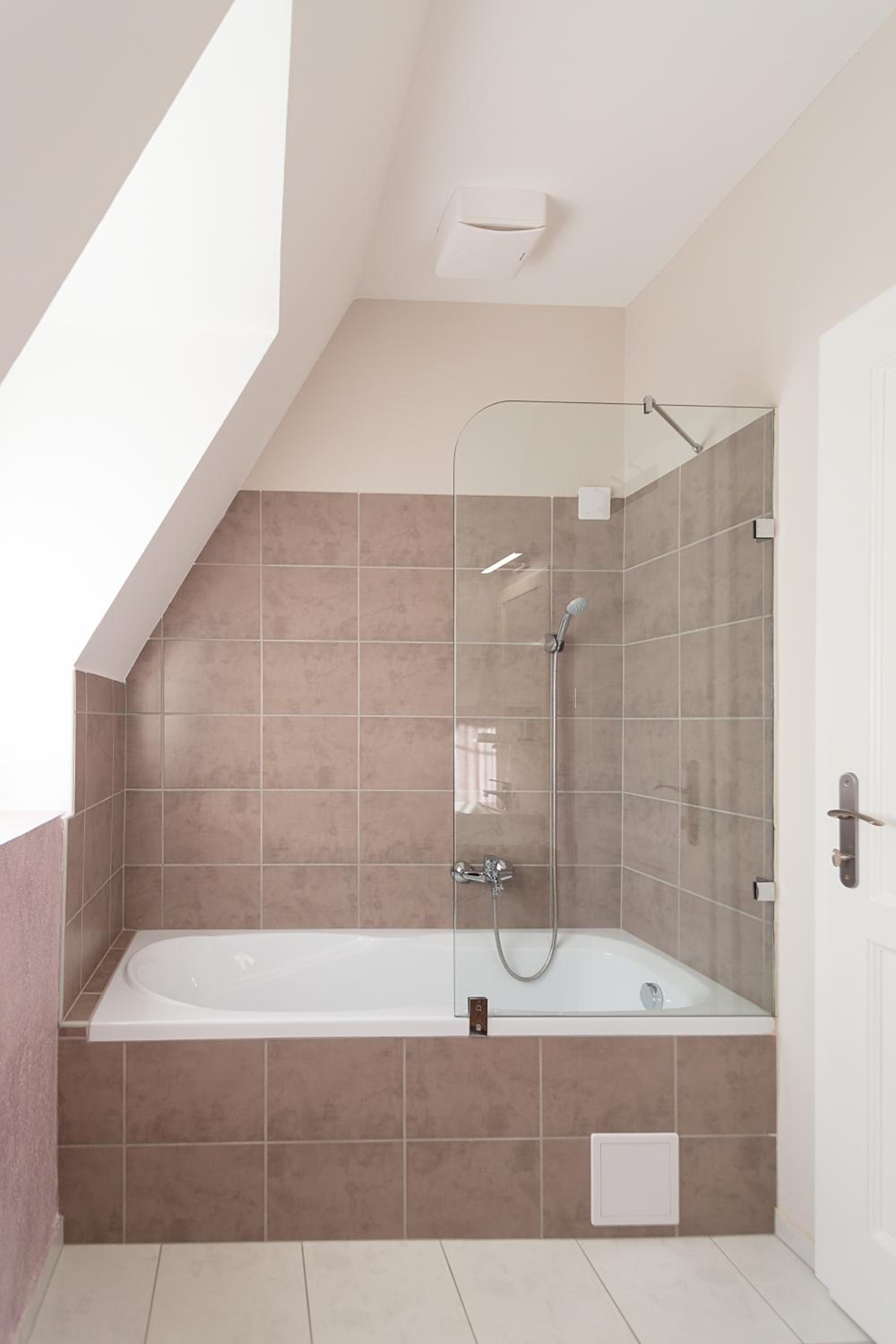Double Room with Balcony - Photo 8