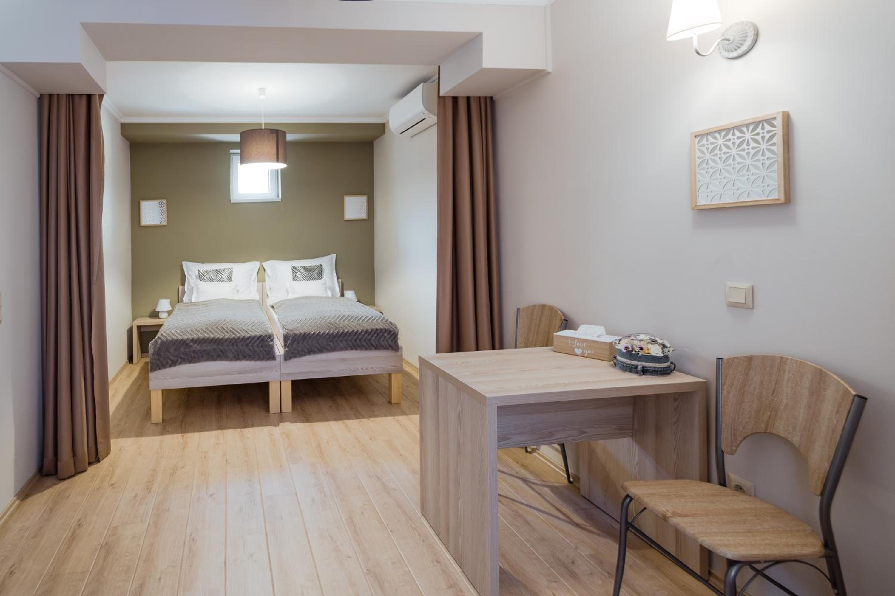 Double Room with Balcony - Photo 15