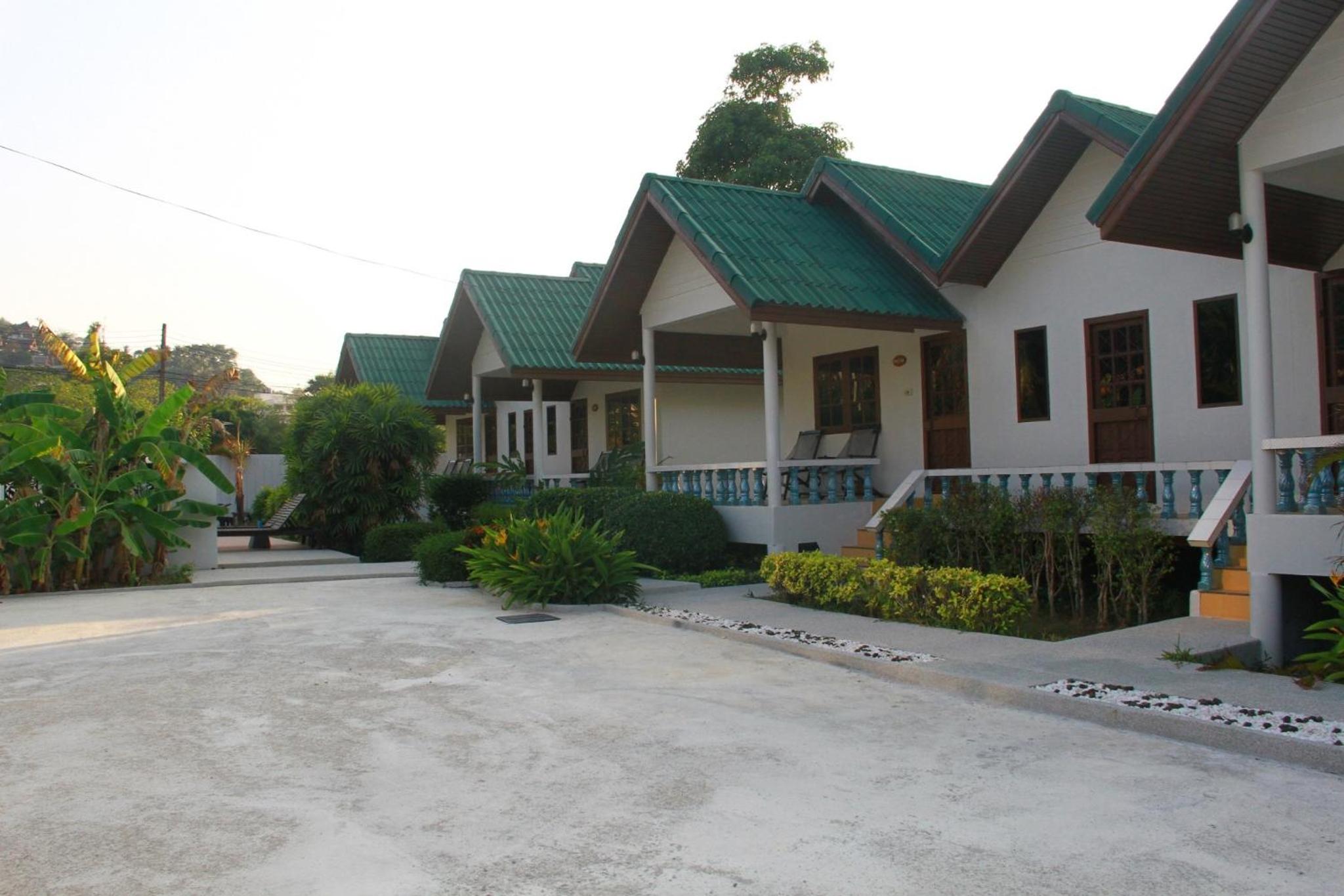 Five-Bedroom House photo 2