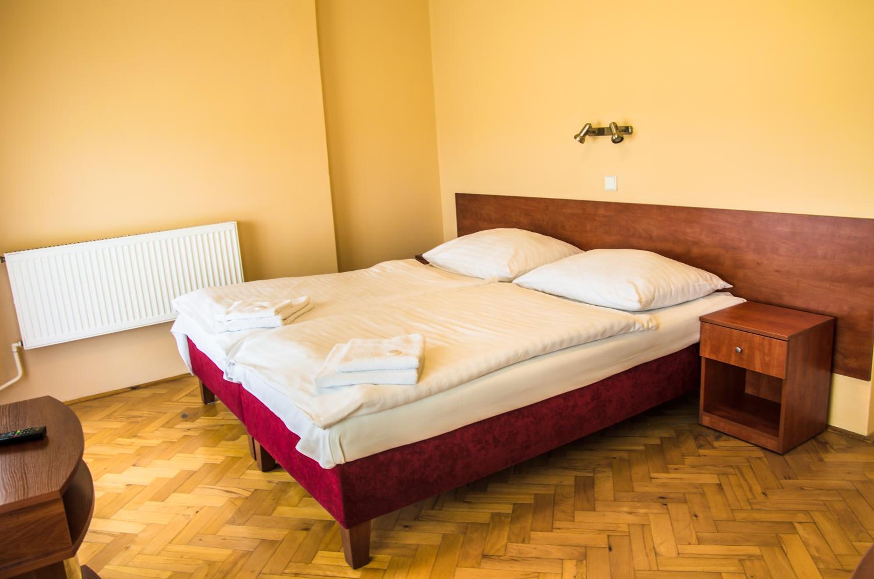 Double or Twin Room with Bathroom - Photo 1