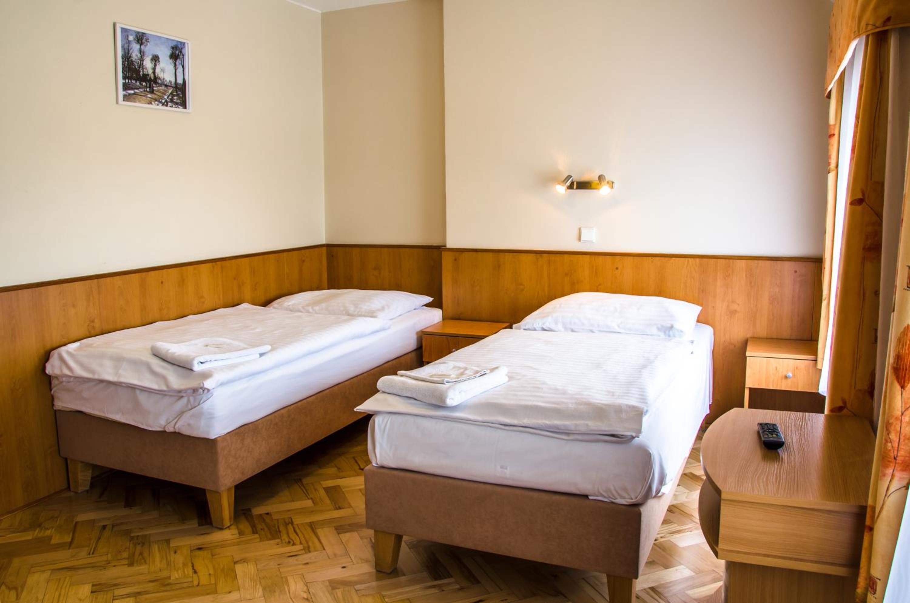 Double or Twin Room with Bathroom - Photo 4