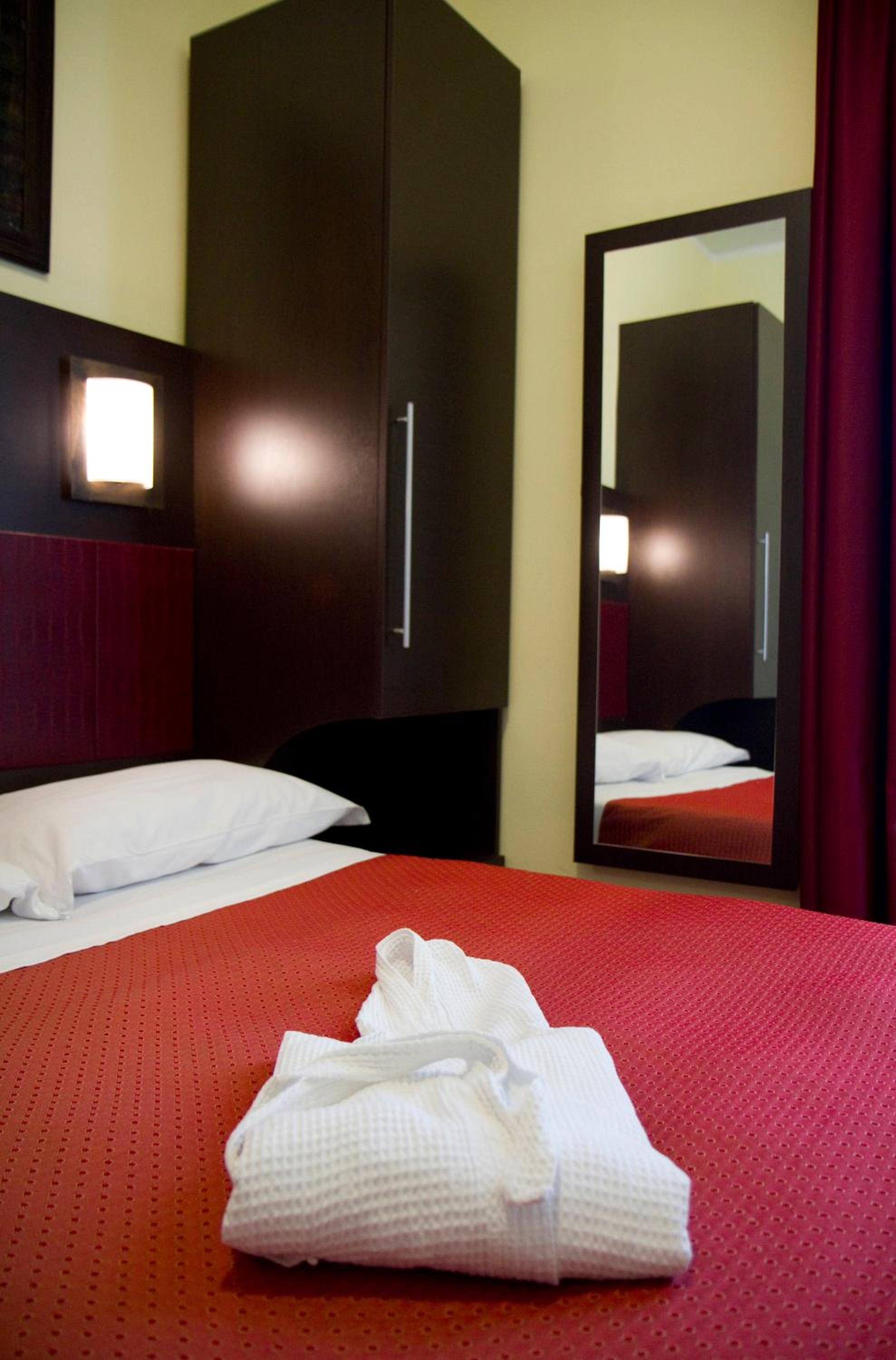 Standard Double or Twin Room - Photo 7
