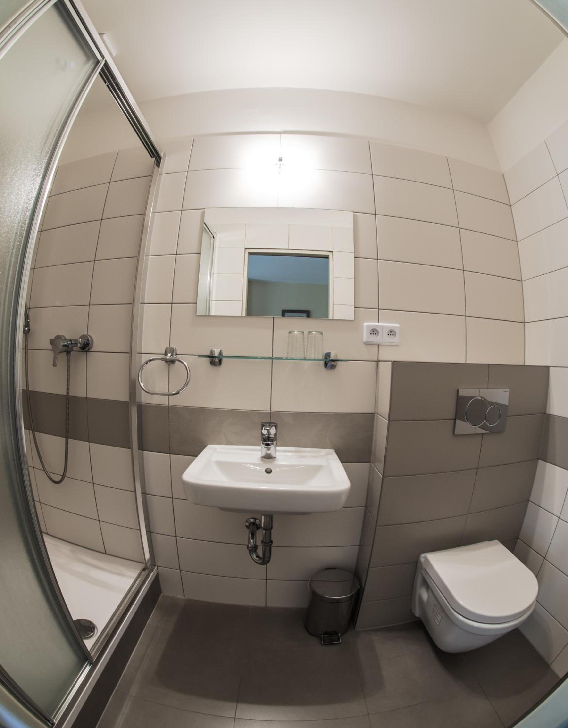 Double or Twin Room with Bathroom - Photo 2