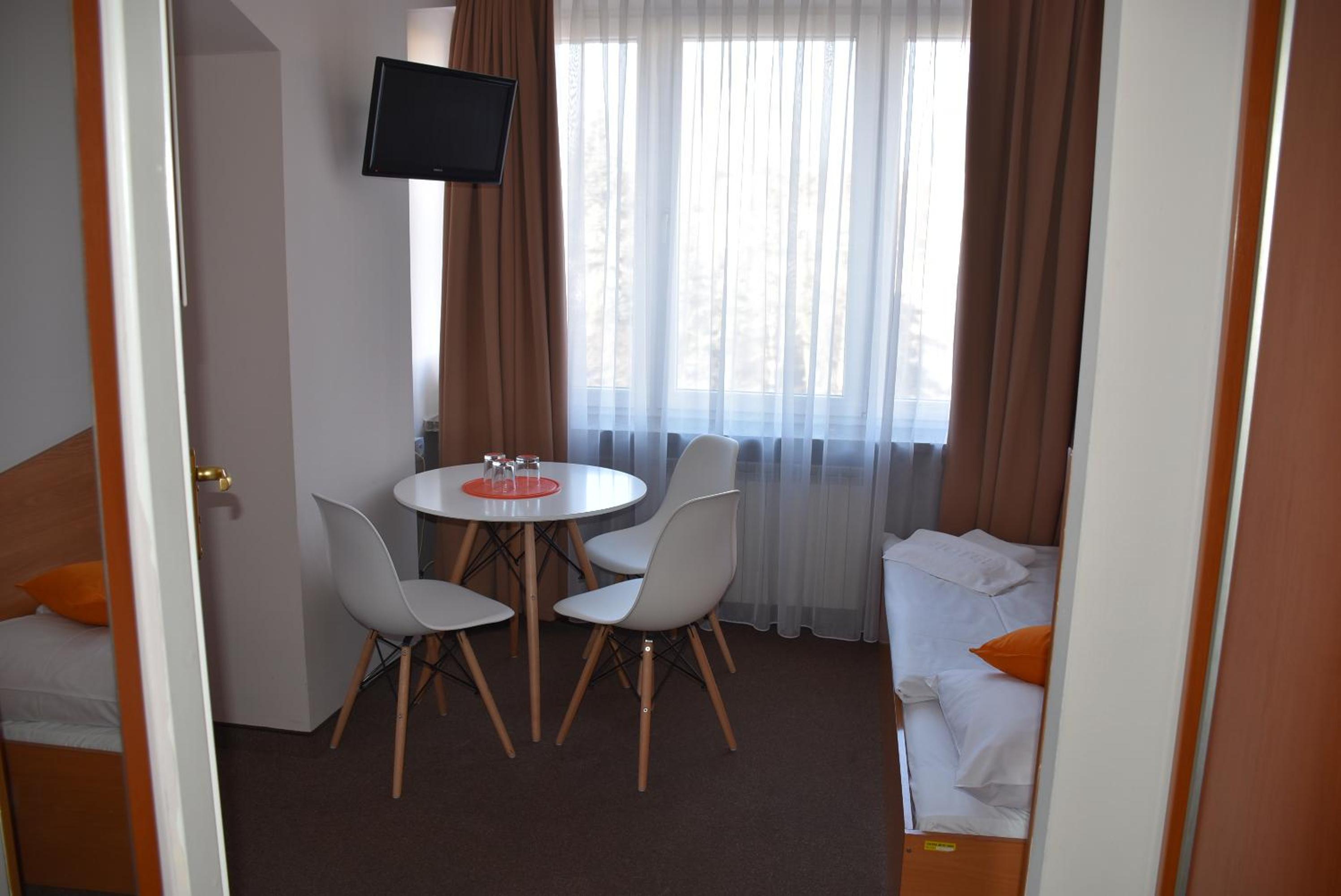 Economy Triple Room photo 3