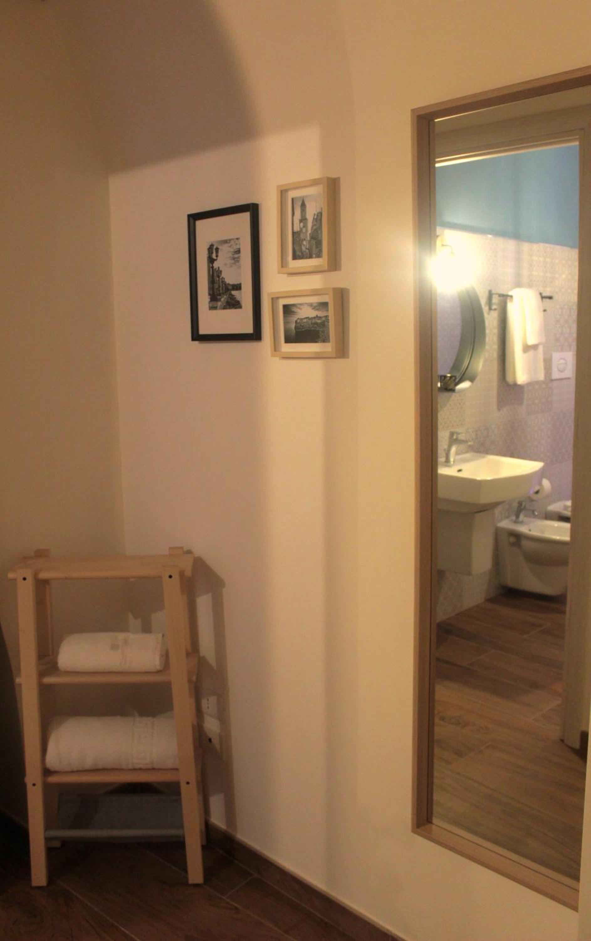Deluxe Double Room - Photo 14