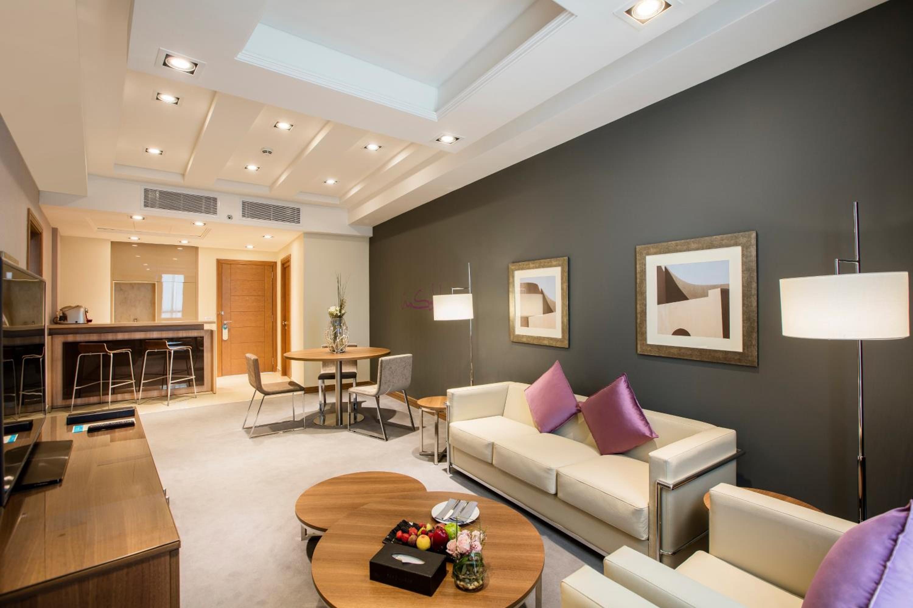 Premium Suite King (Non-Smoking) - Photo 4