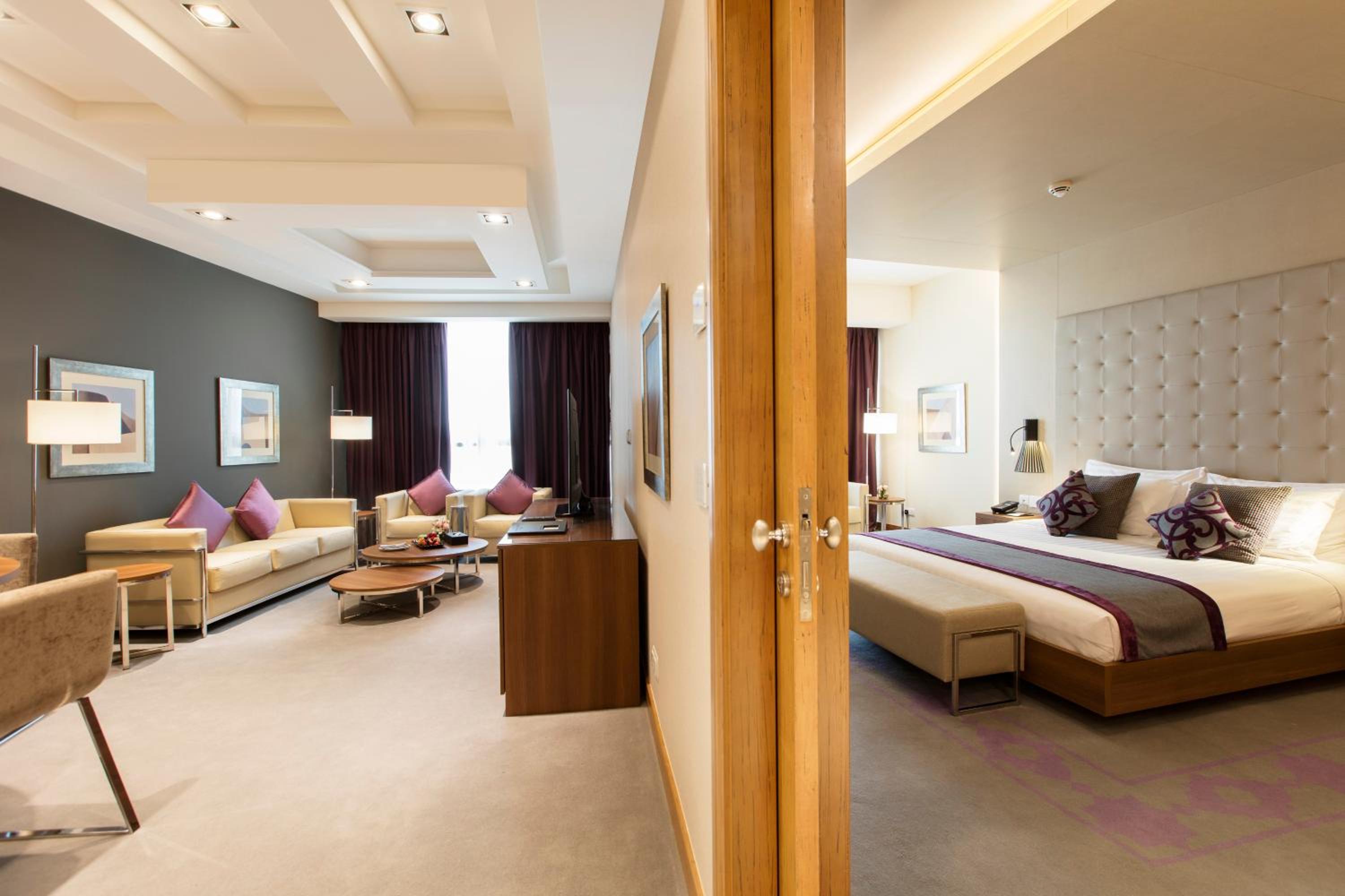 Junior Suite King (Non-Smoking) - Photo 4