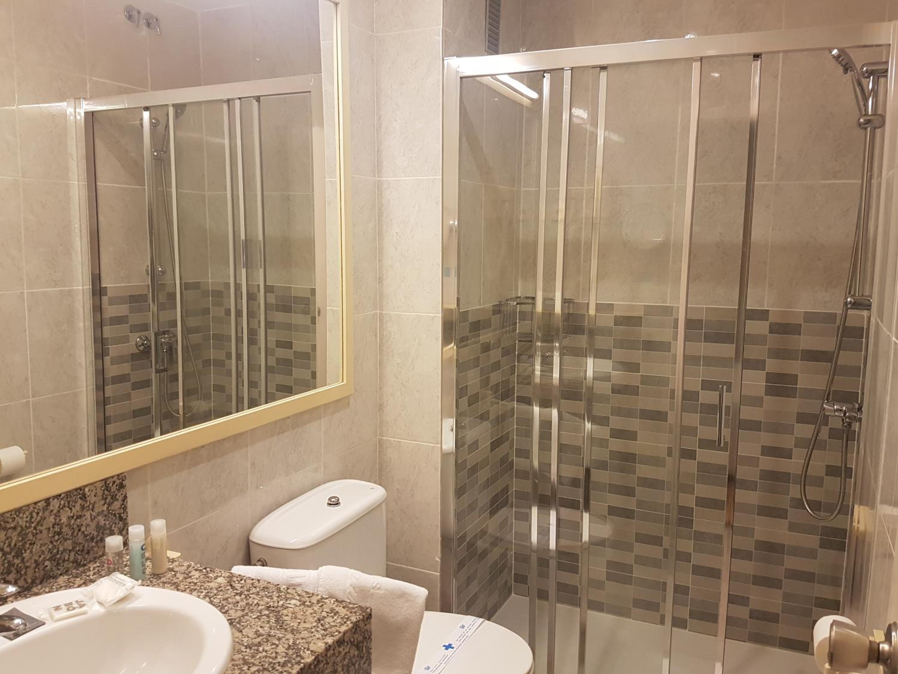 Double or Twin Room with Sea View - Photo 5