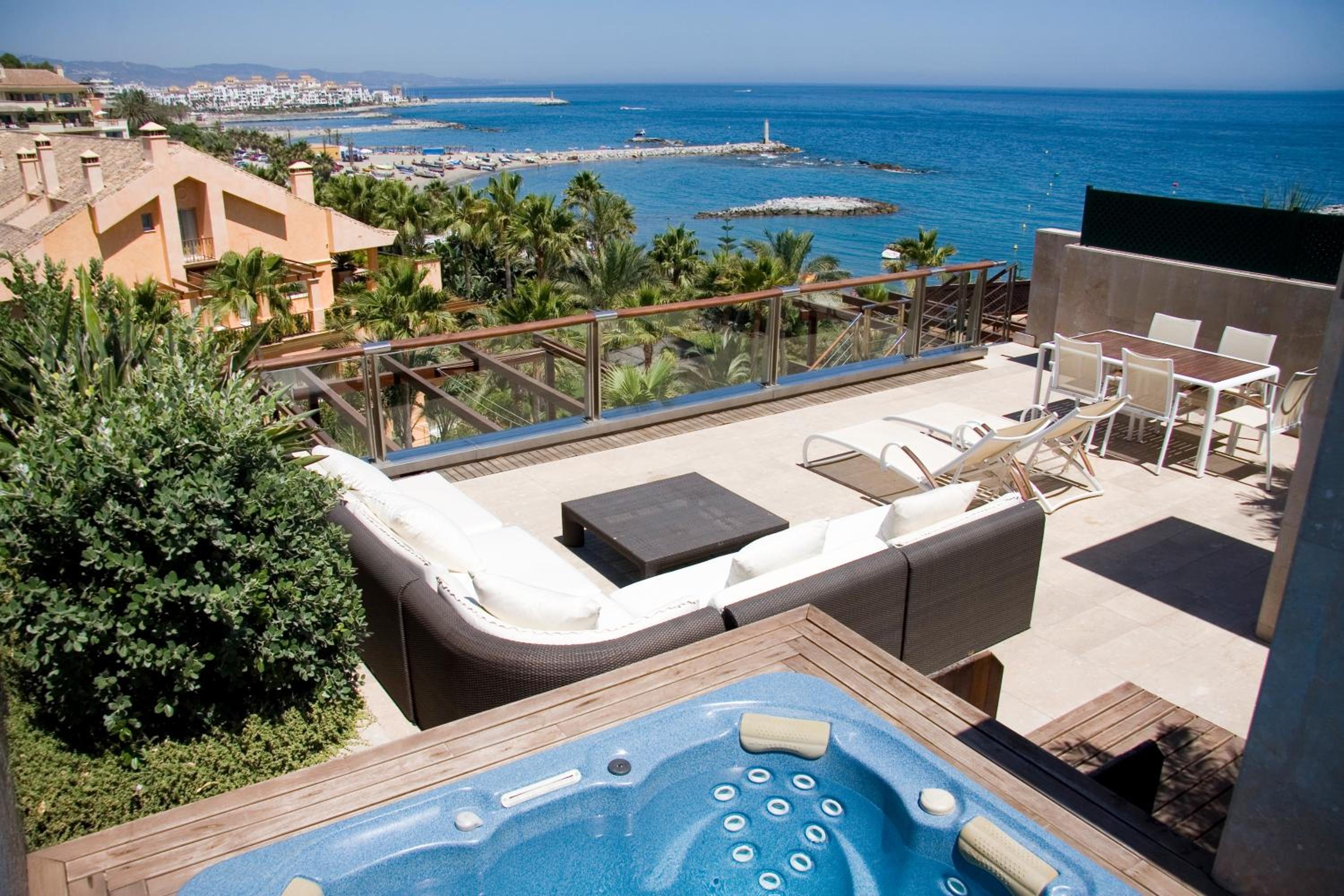 Deluxe Junior Suite with Terrace, Hot Tub and Sea View thumbnail 5