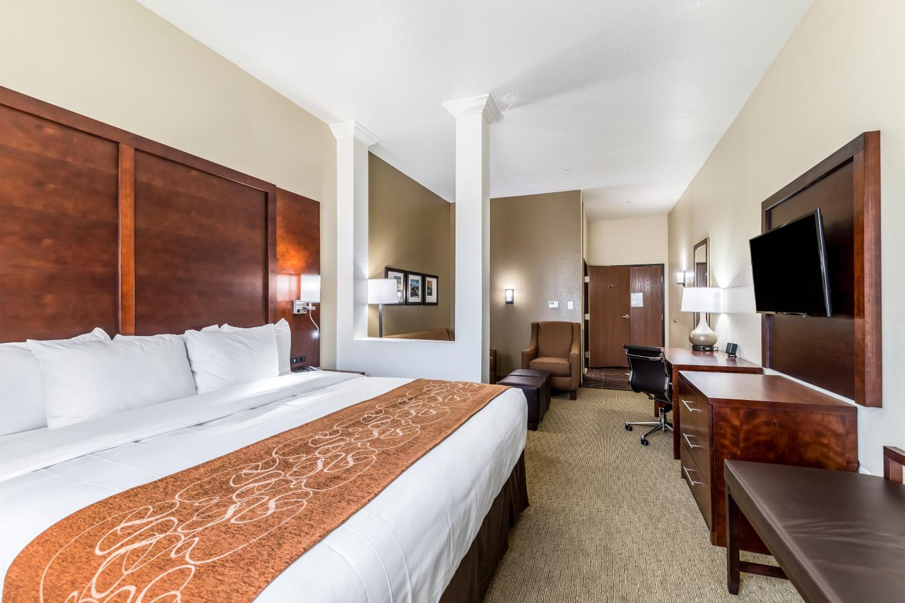 Upgraded King Suite with Sofa Bed - Non-Smoking photo 3