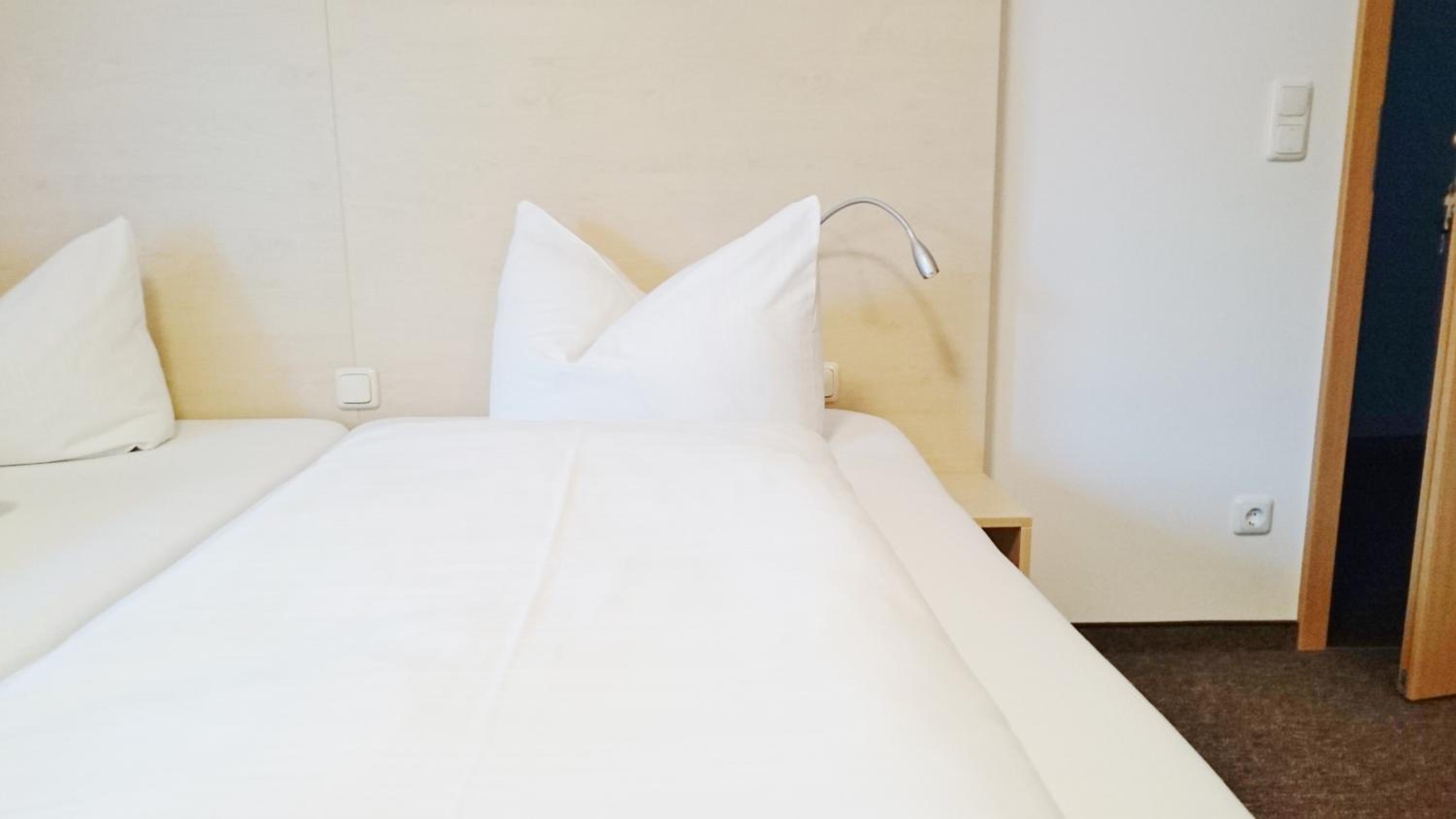 Large Double Room - Photo 7