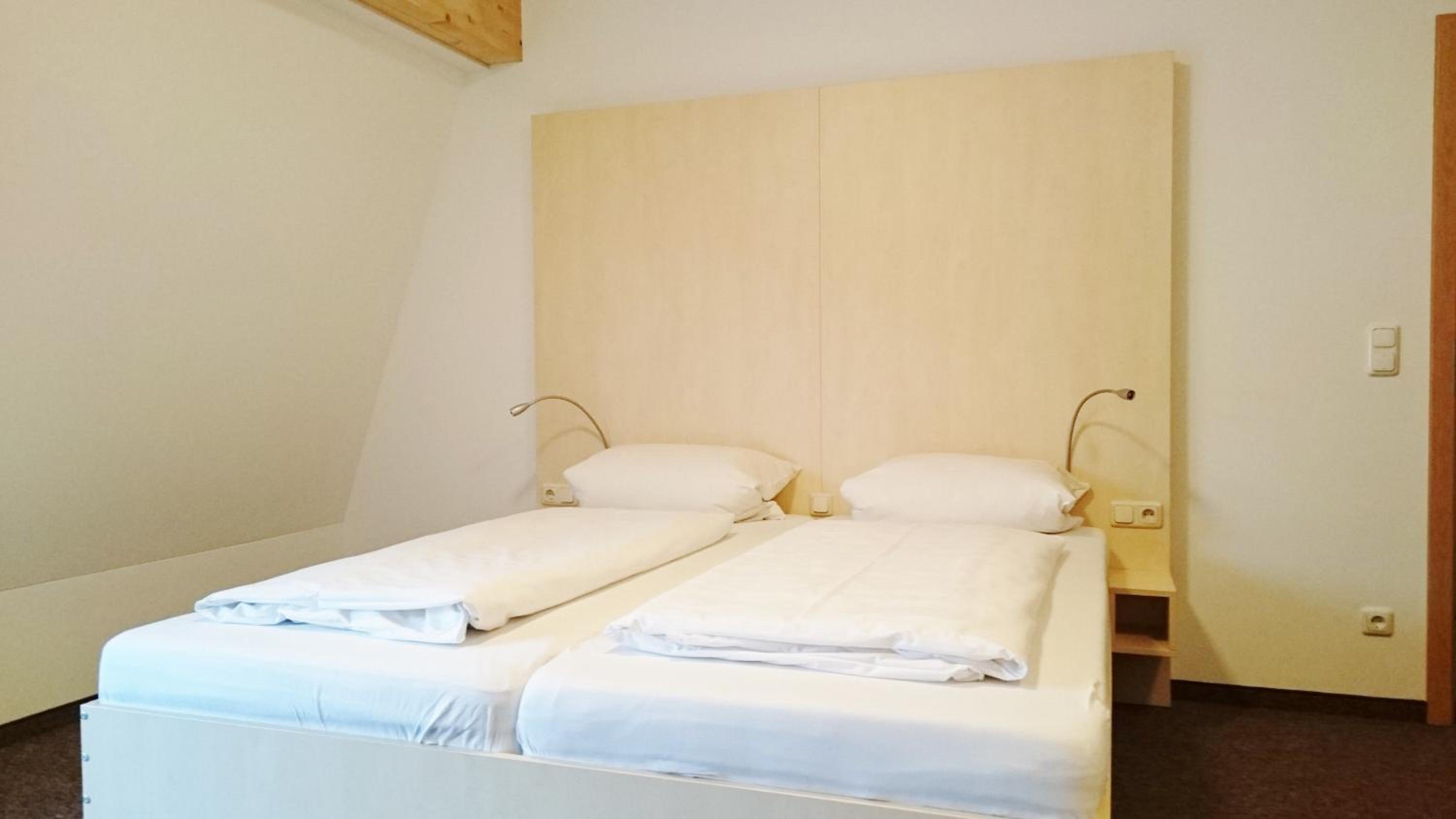 Large Double Room - Photo 9