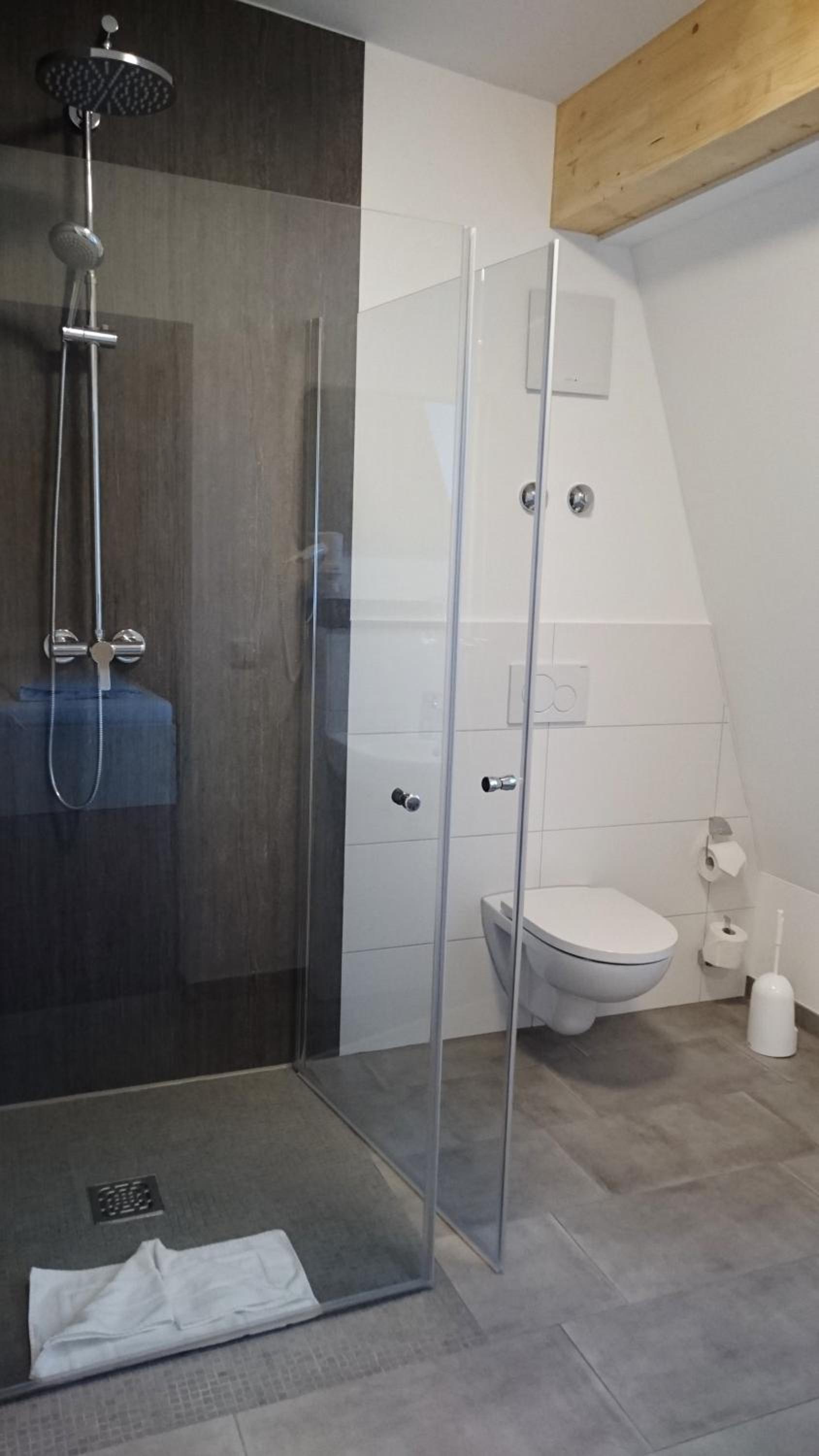 Large Double Room - Photo 3