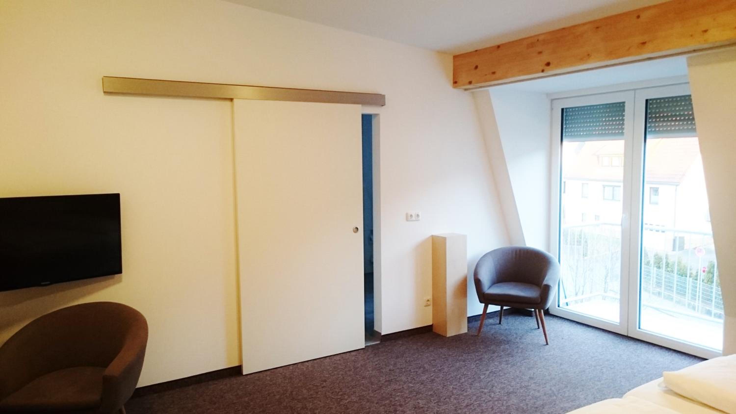 Large Double Room - Photo 1