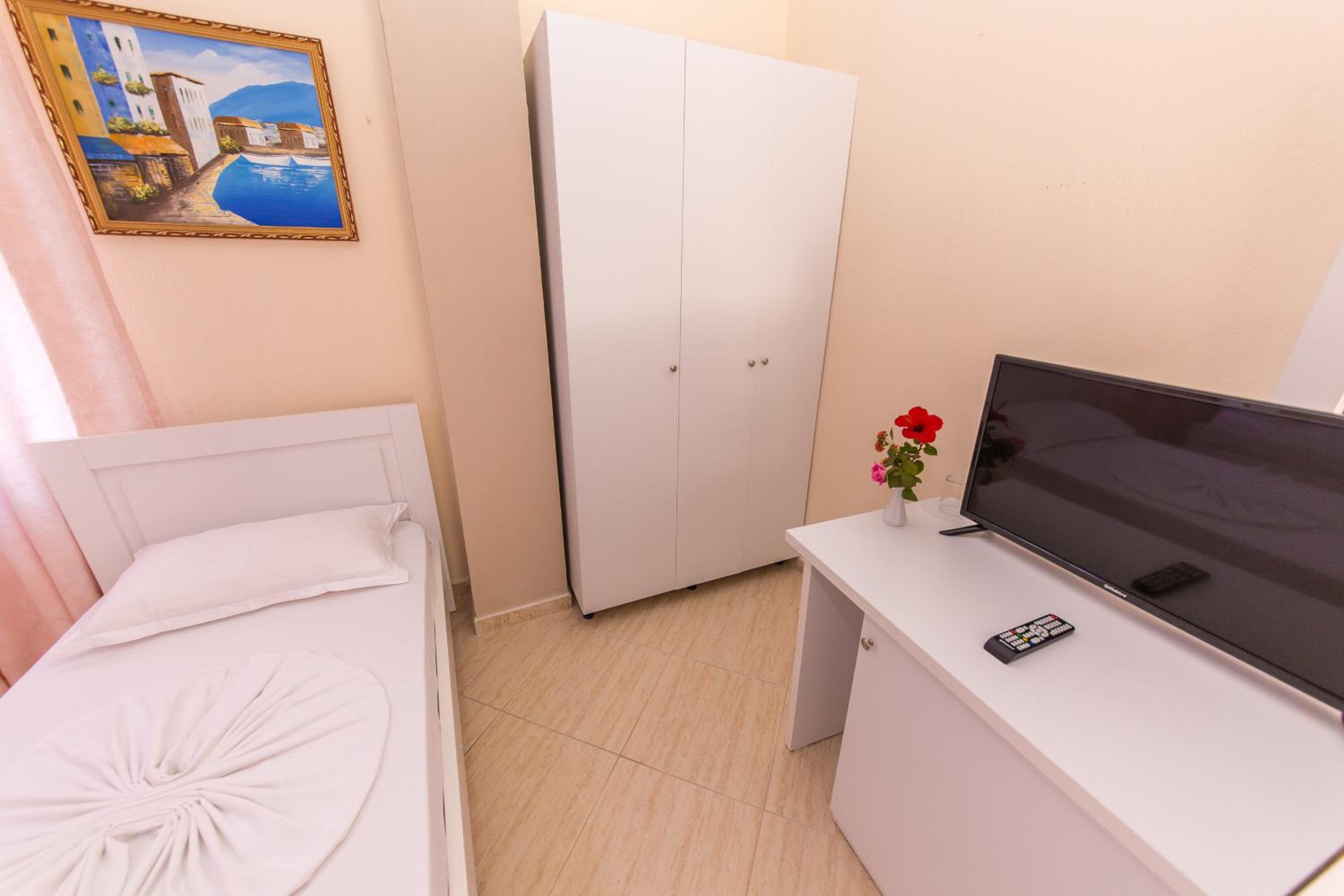 Panoramic Quadruple Room with Balcony and Side Sea View photo 1