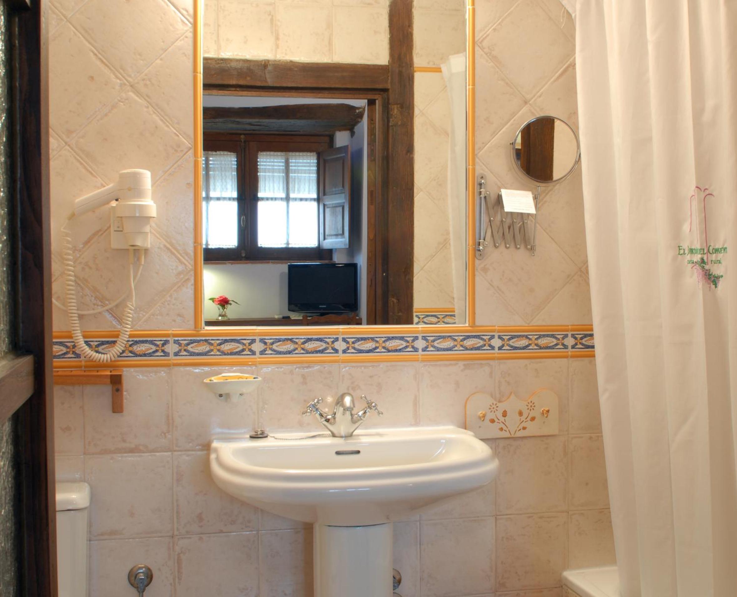 Small Double Room - Photo 11