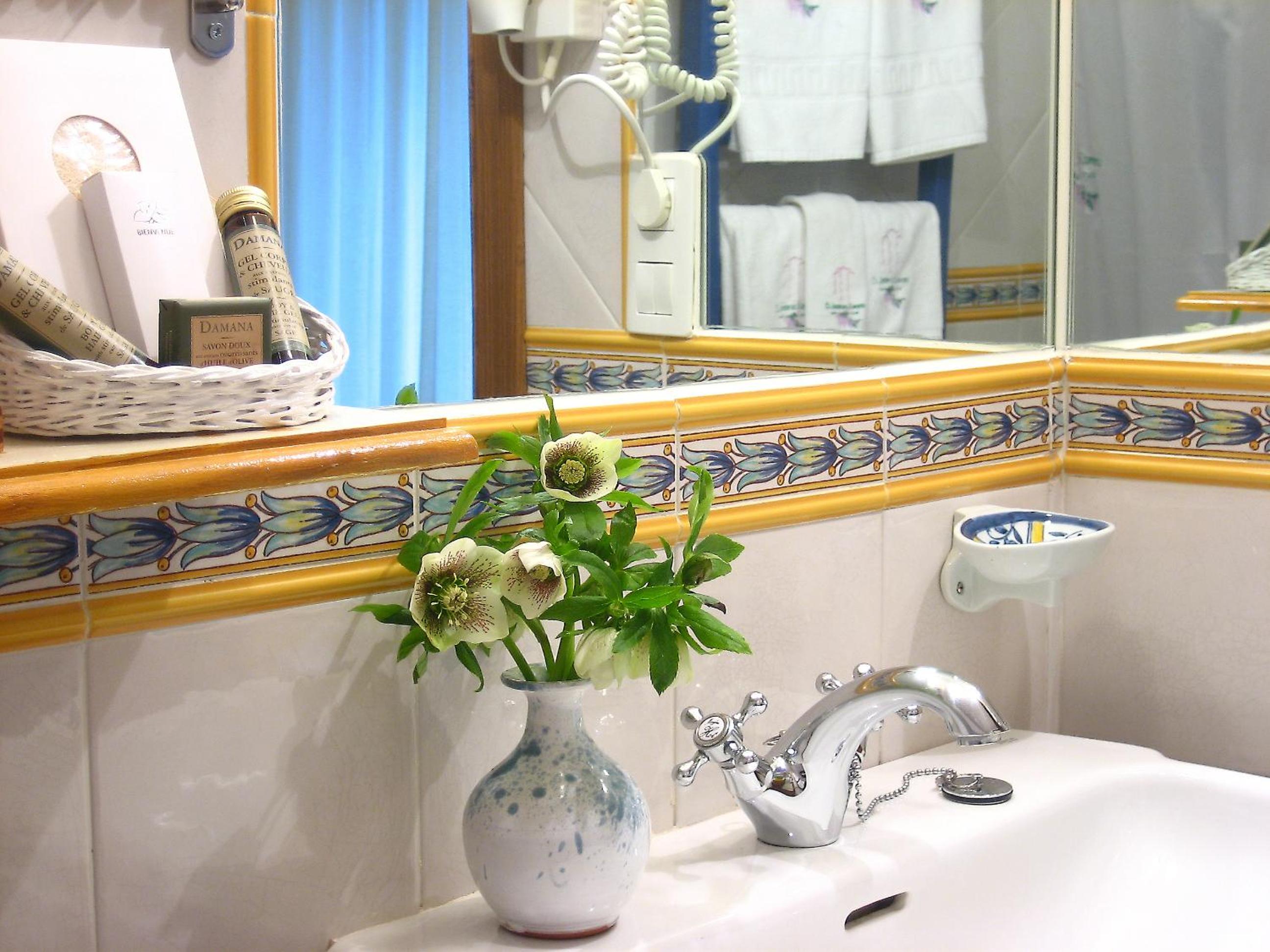 Junior Suite with Balcony - Photo 4