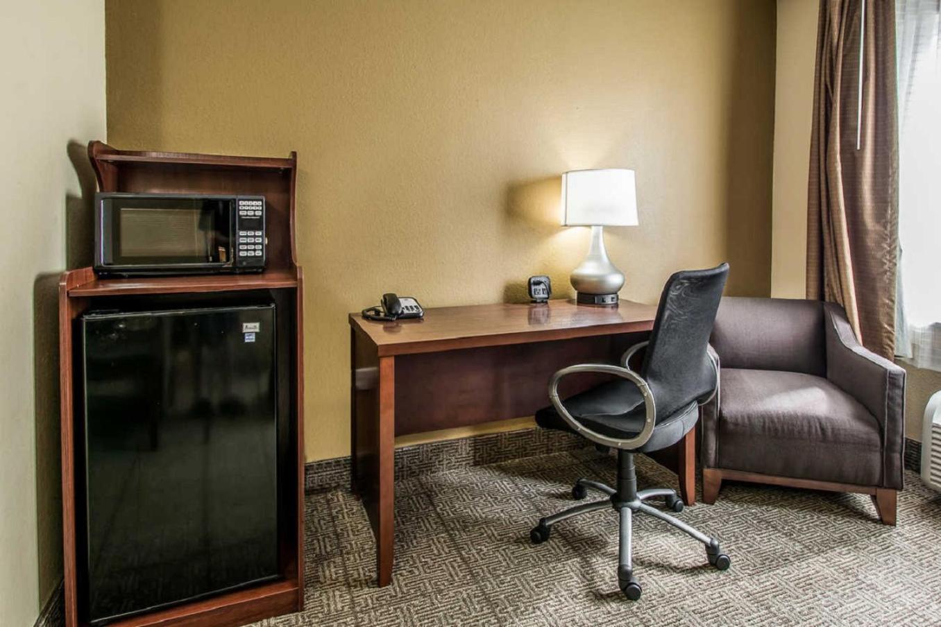 King Suite with Sofa Bed - Non-Smoking - Photo 2