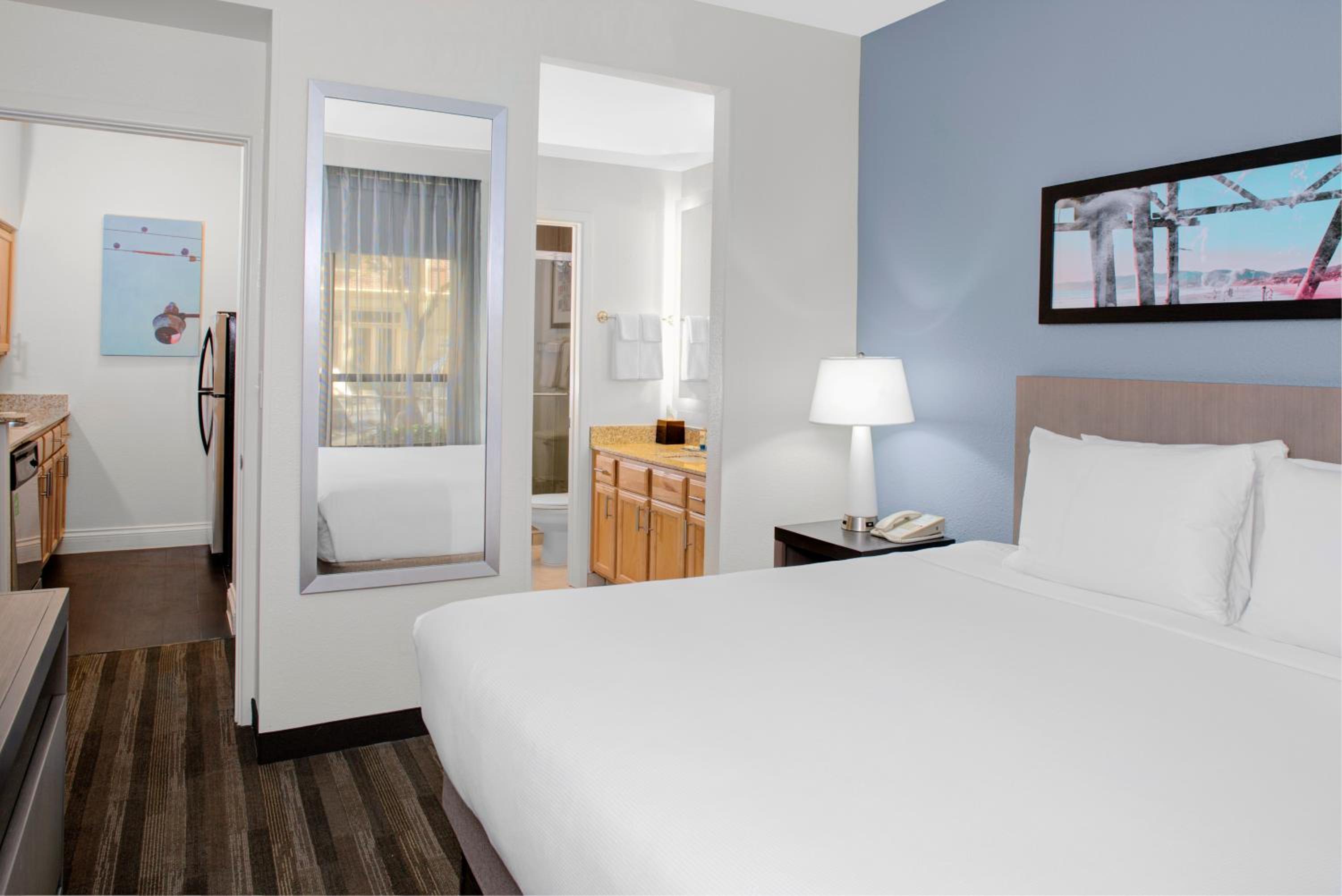 King Studio Suite - Photo 7