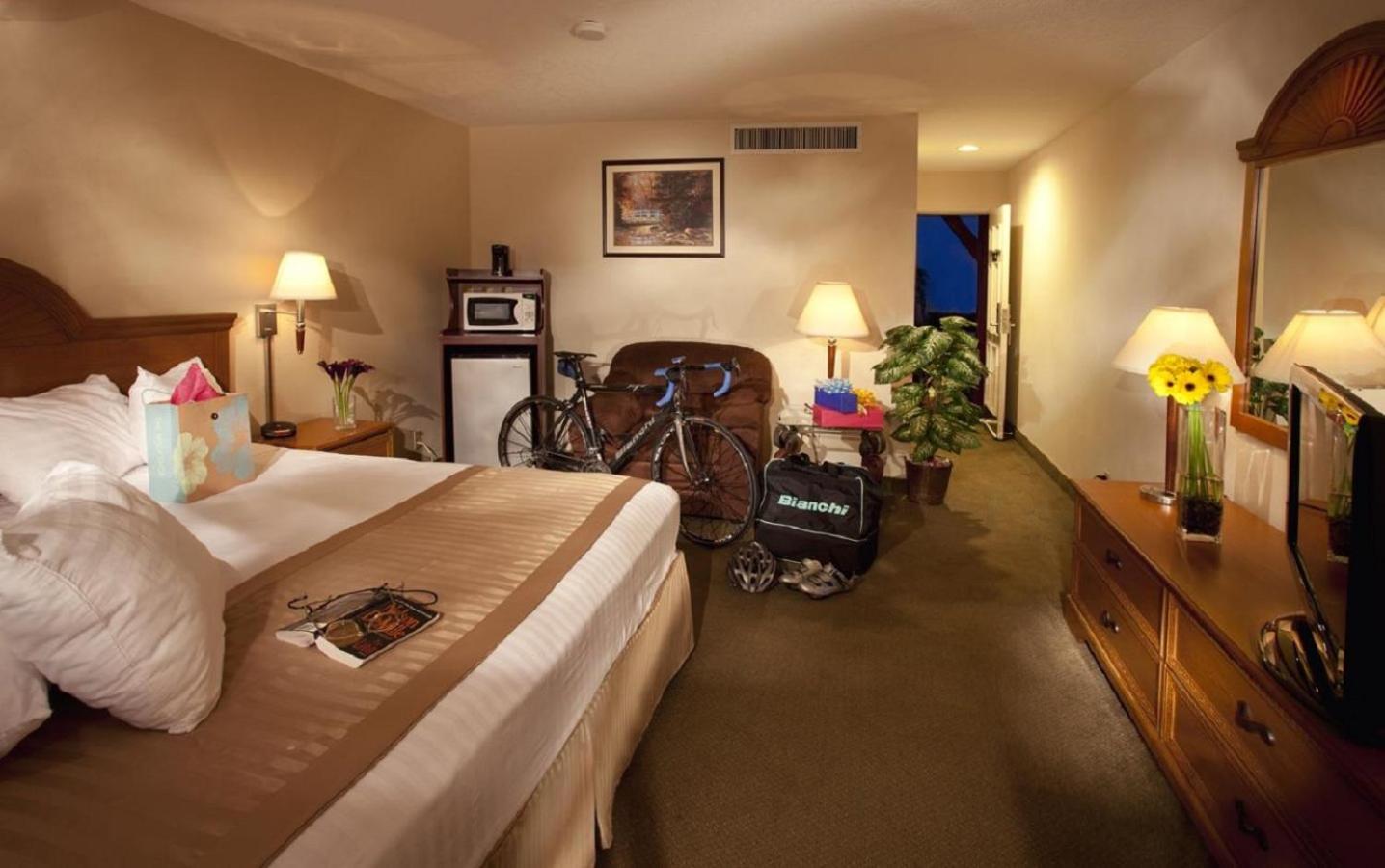 King Room - Non-Smoking - Photo 2