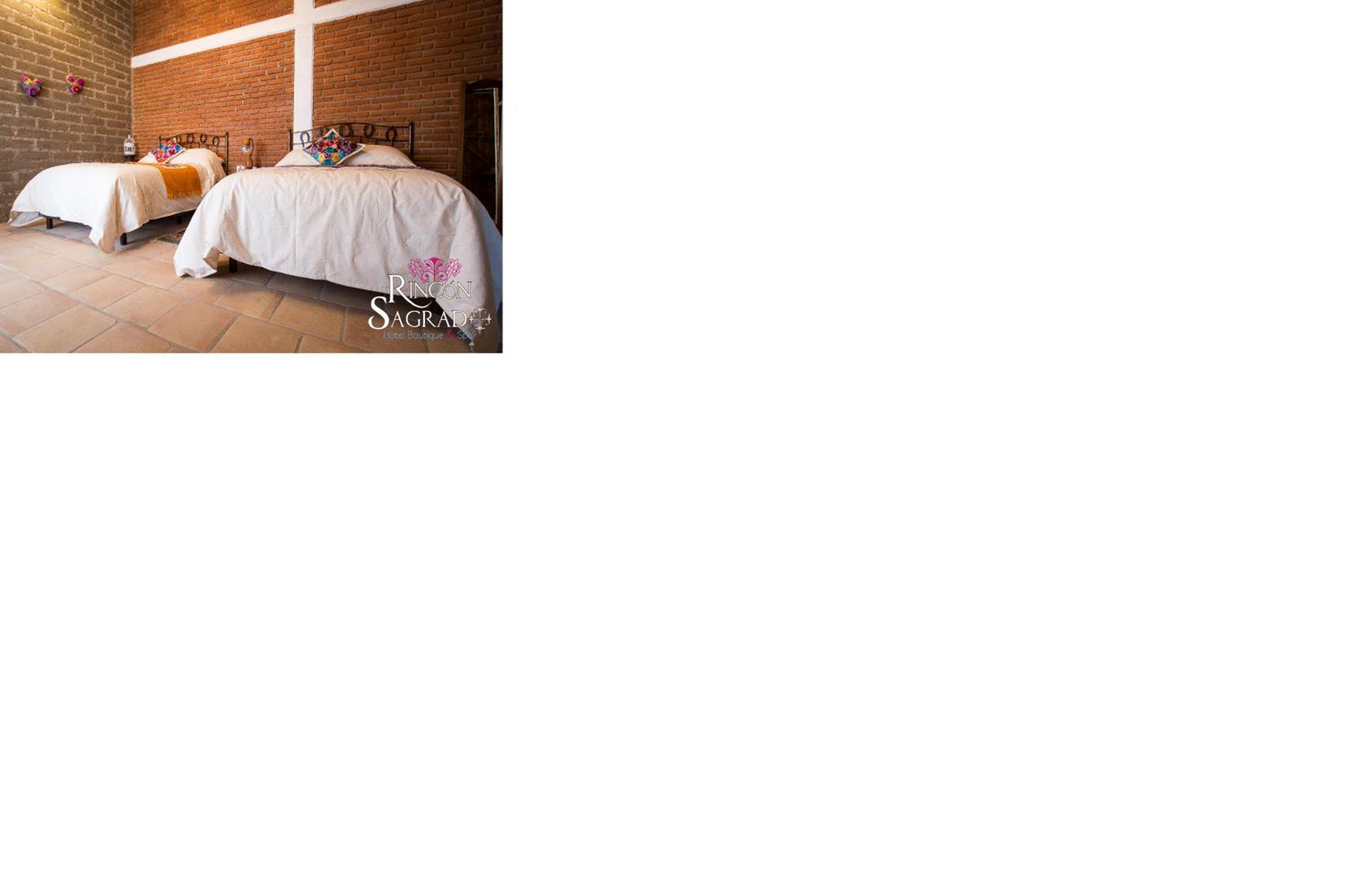 Twin Room with Private Bathroom photo 2