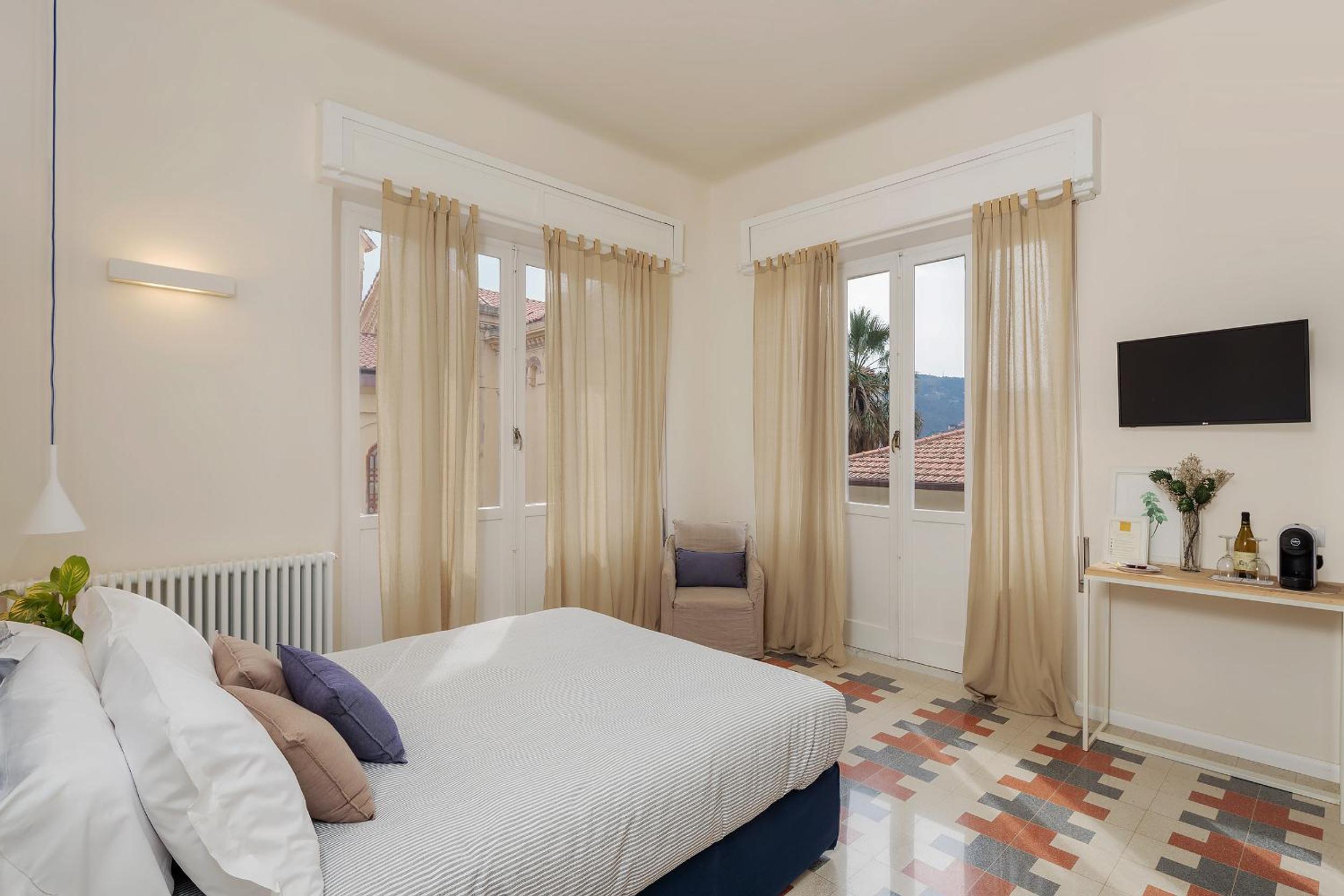 Deluxe Double Room with Balcony photo 1