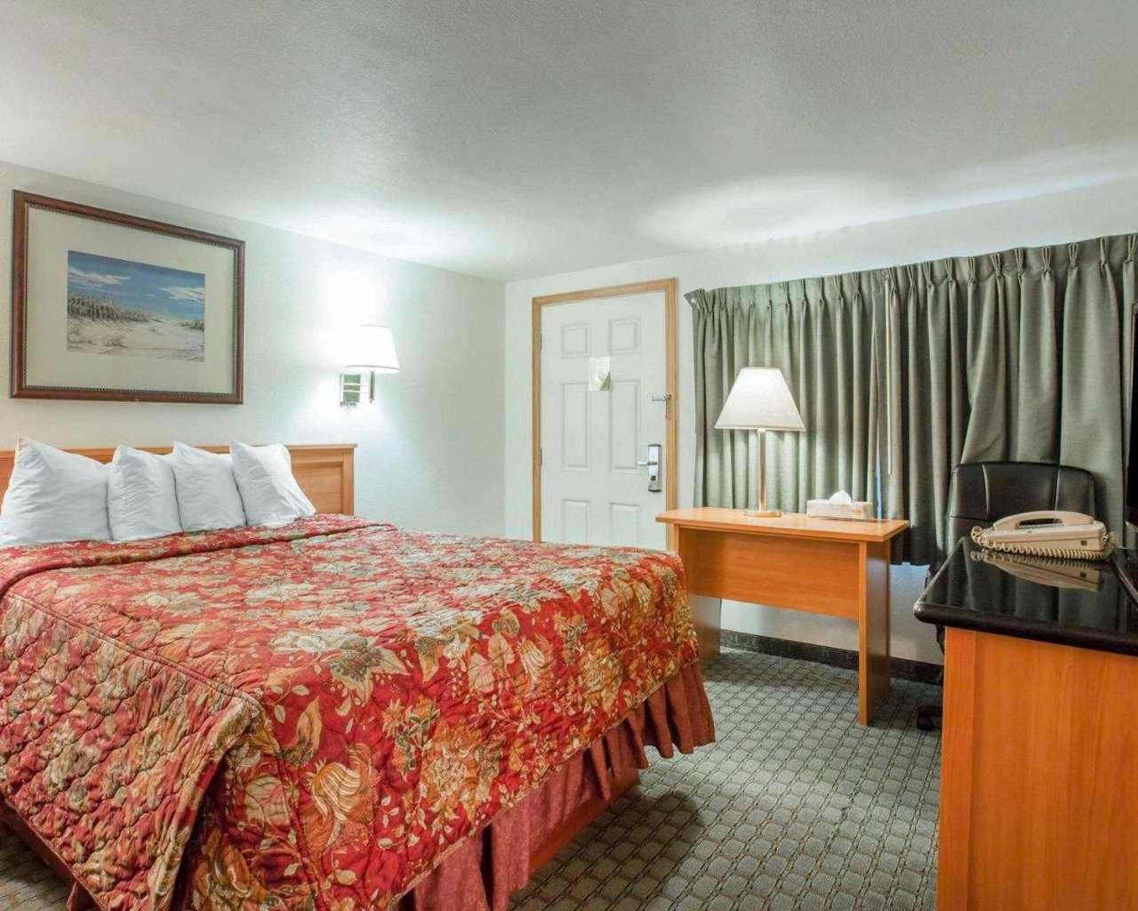Queen Room - Non-Smoking - Photo 3