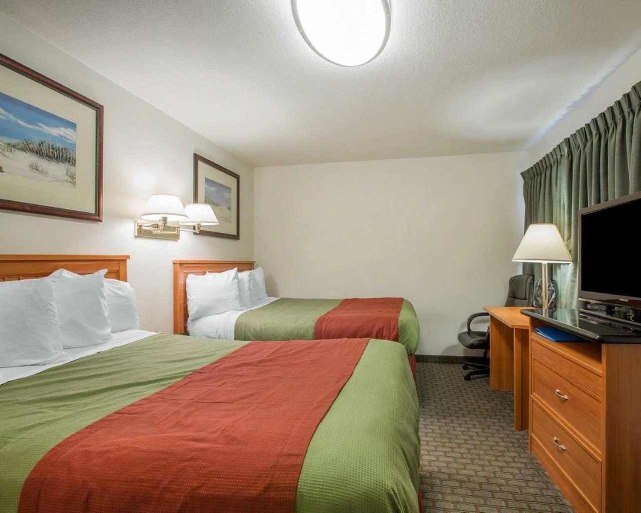 Queen Room with Two Queen Beds - Photo 2