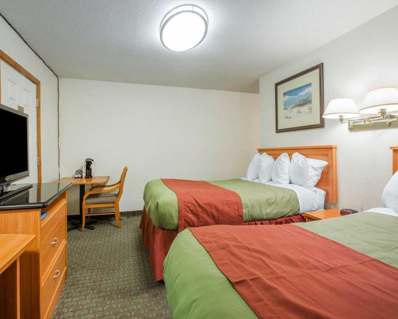 Queen Room with Two Queen Beds - Photo 4