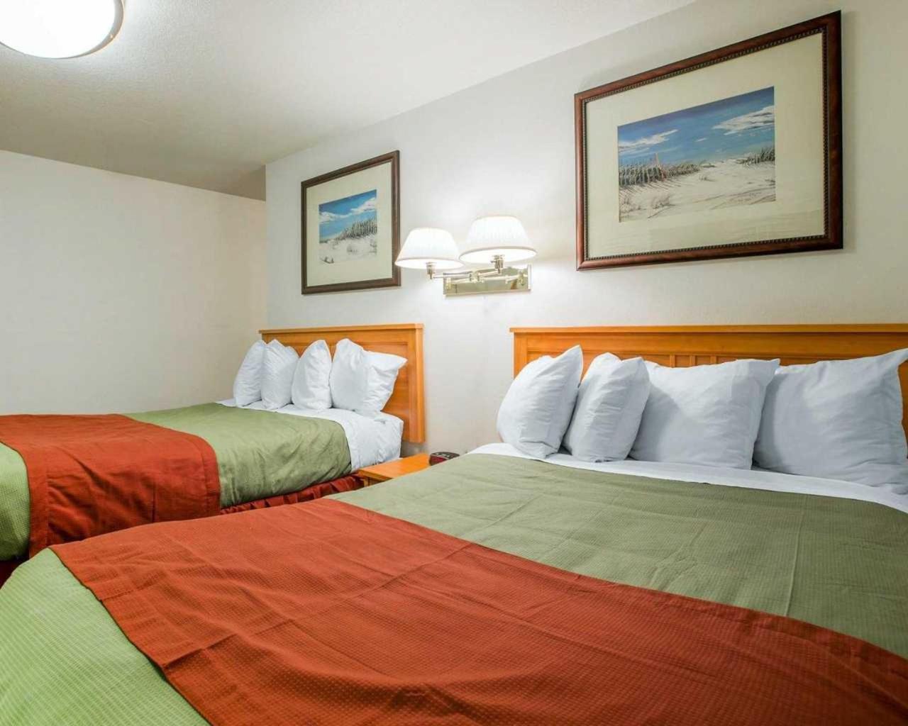 Queen Room with Two Queen Beds - Photo 3