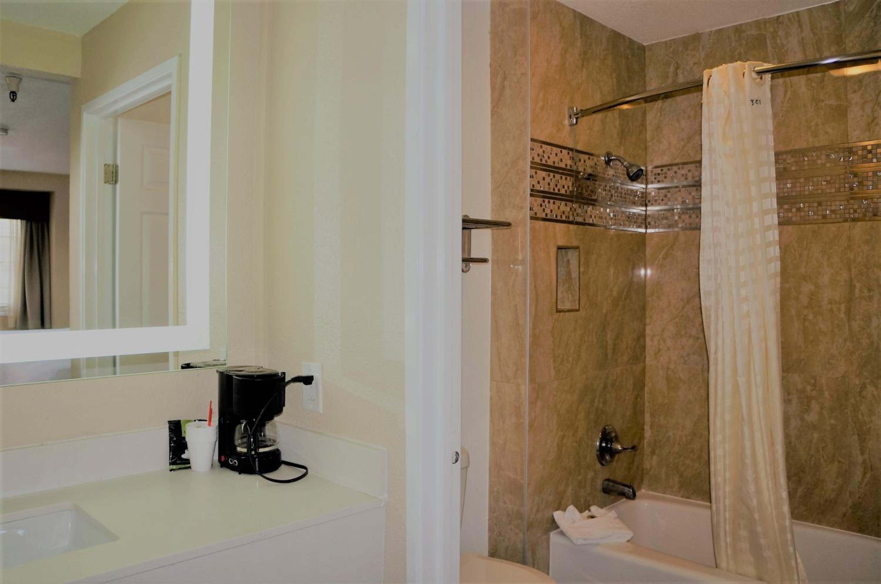 Double Room with Two Double Beds - Photo 6