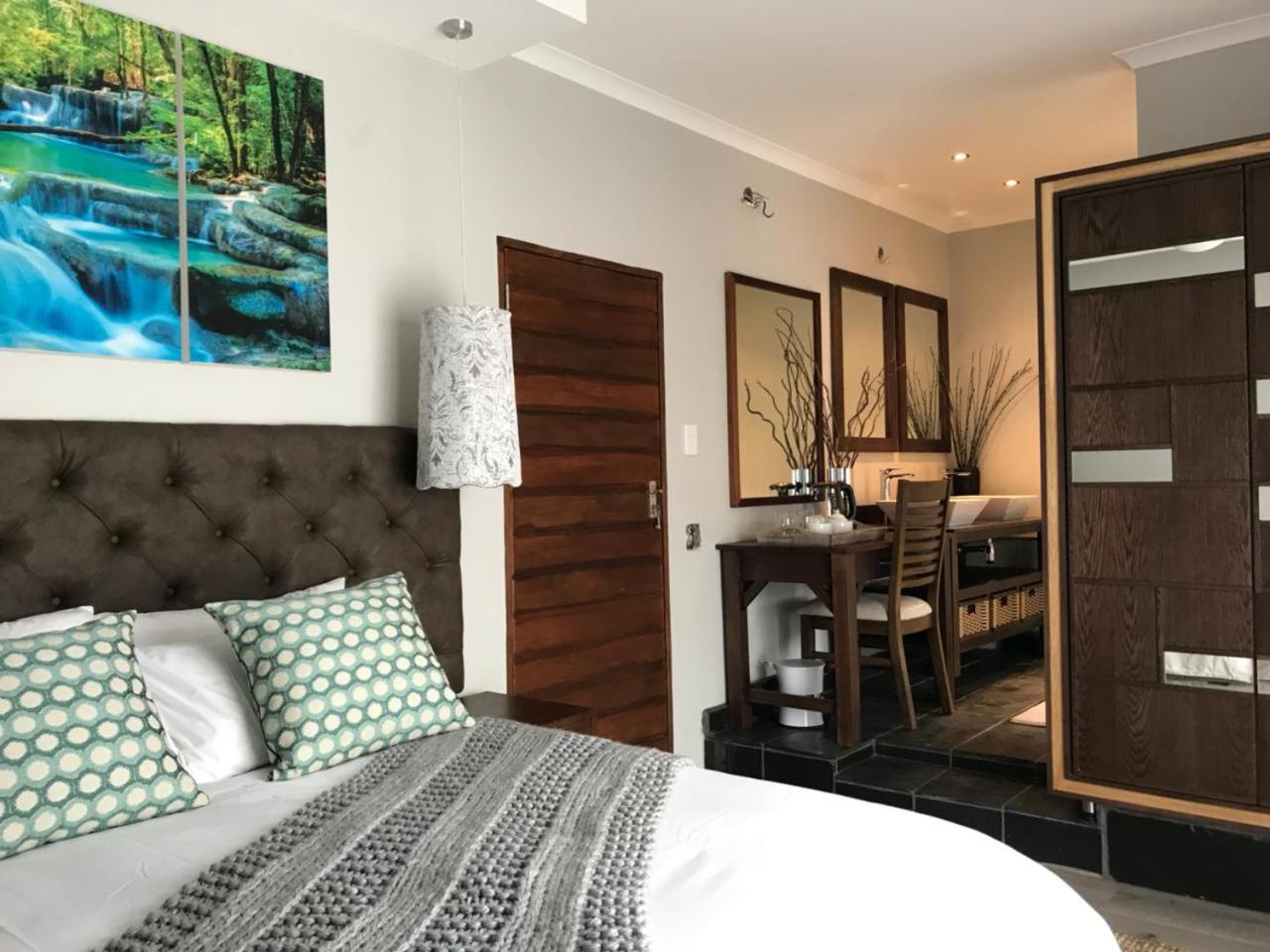 Queen Room with Balcony photo 1