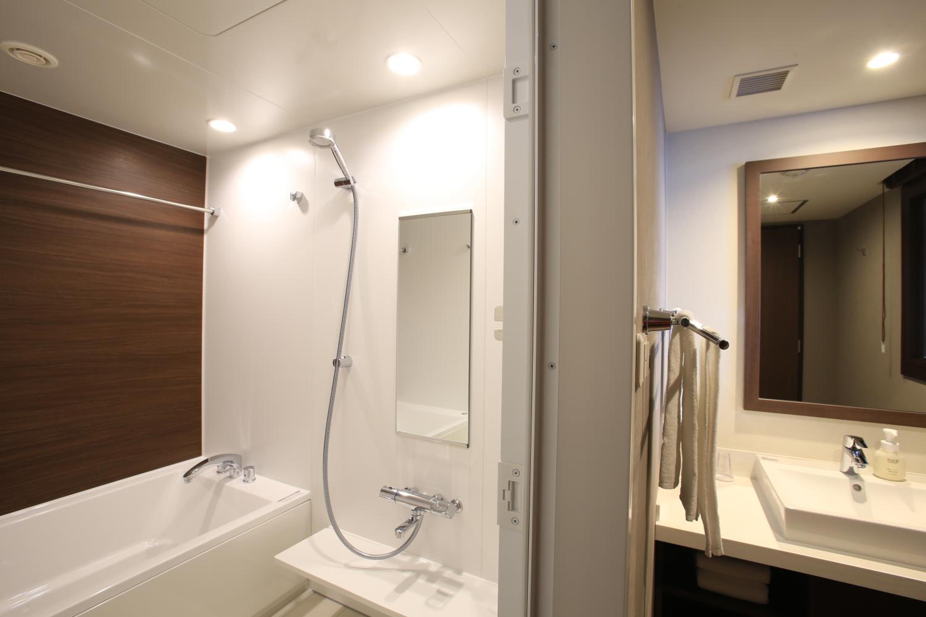 Deluxe Queen Room with Ocean View - Non-Smoking - Photo 4