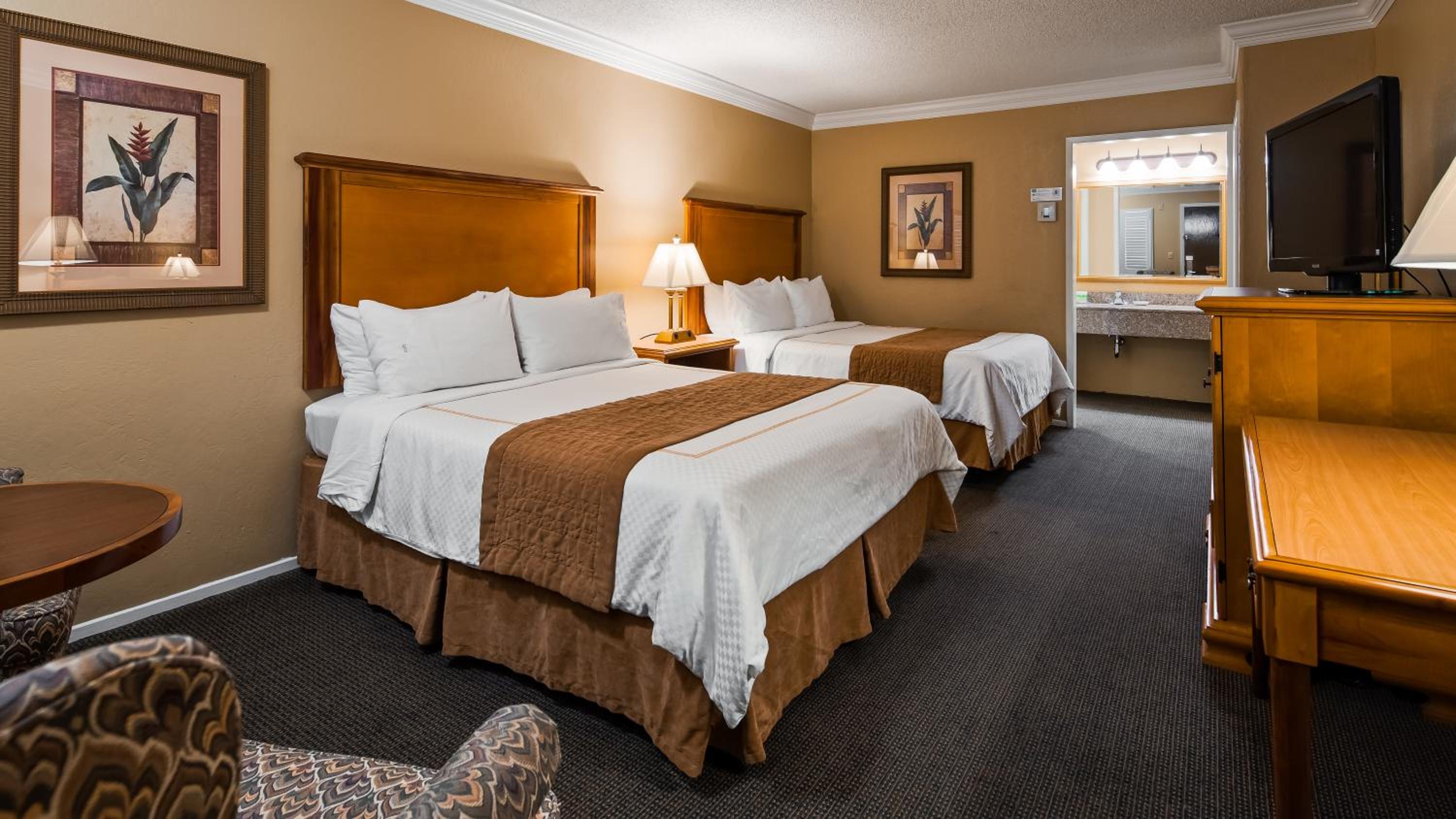 Queen Room with Two Queen Beds - Non-Smoking photo 3