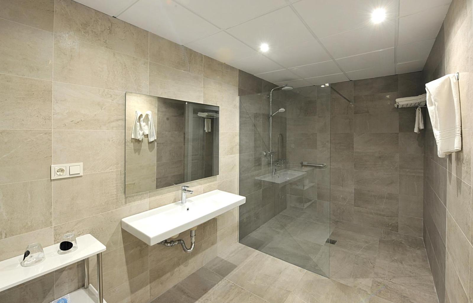 Junior Suite with Balcony - Non-Smoking - Photo 4