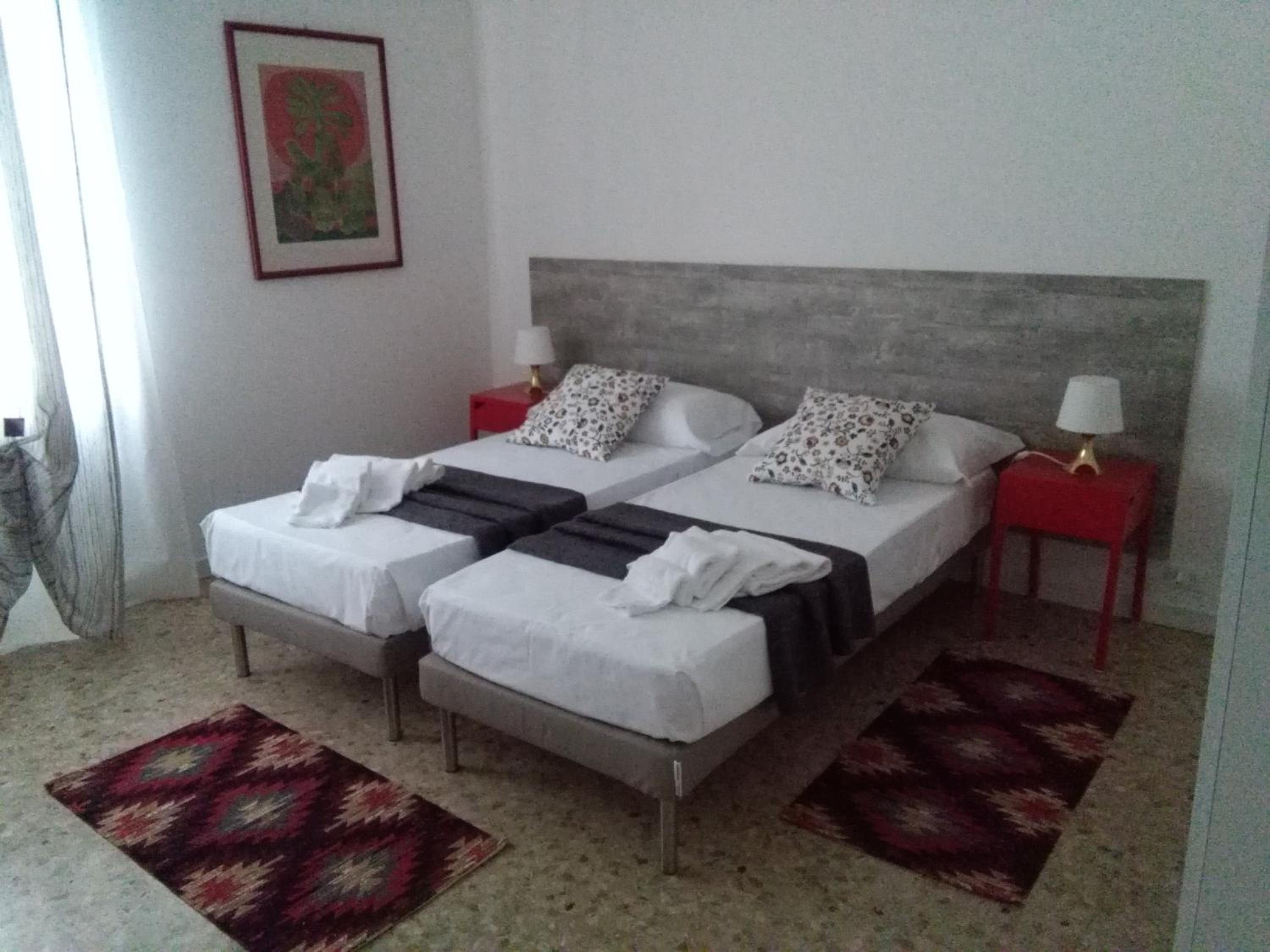 Double or Twin Room with Private Bathroom - Photo 4