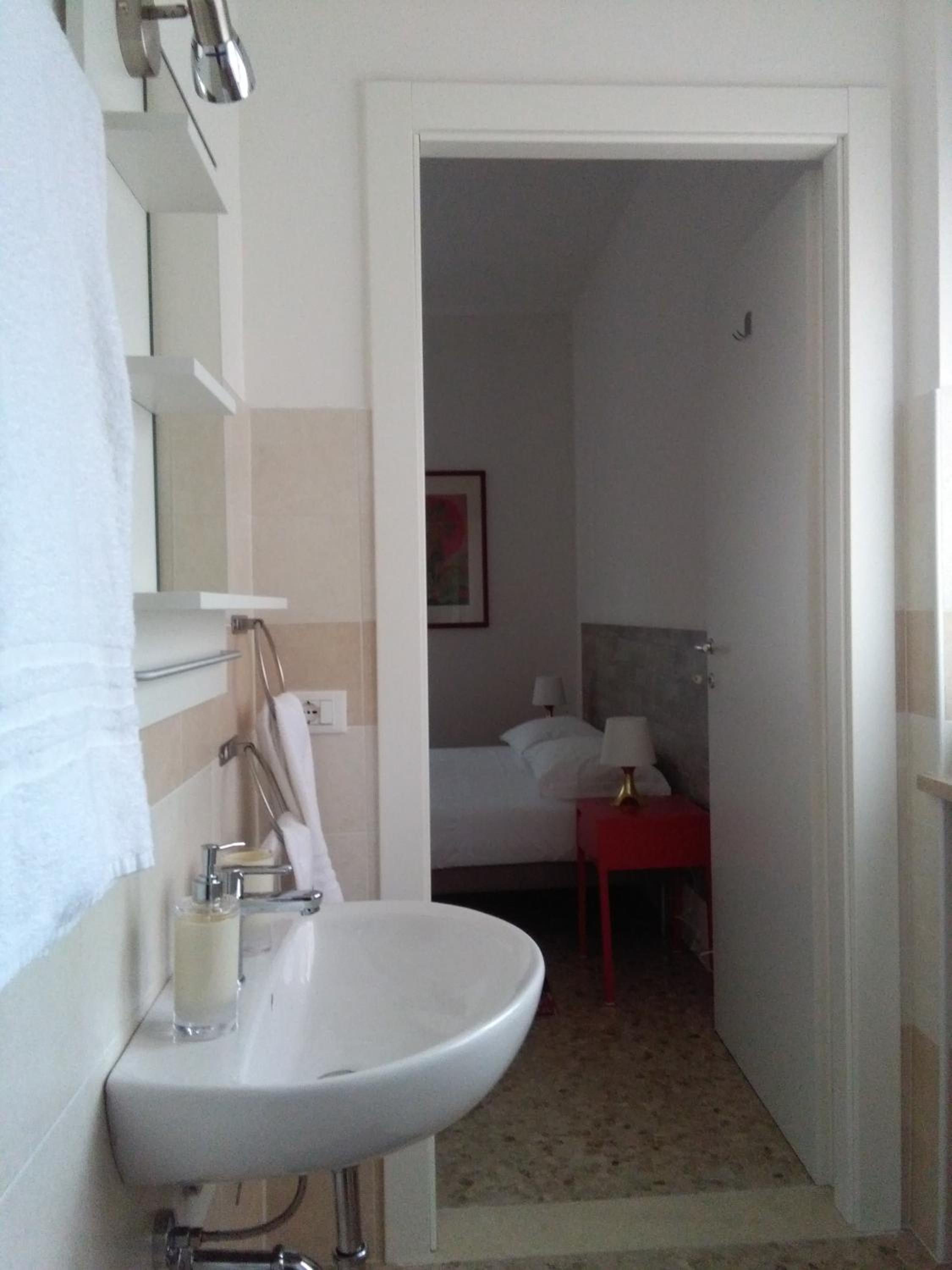 Double or Twin Room with Private Bathroom - Photo 3