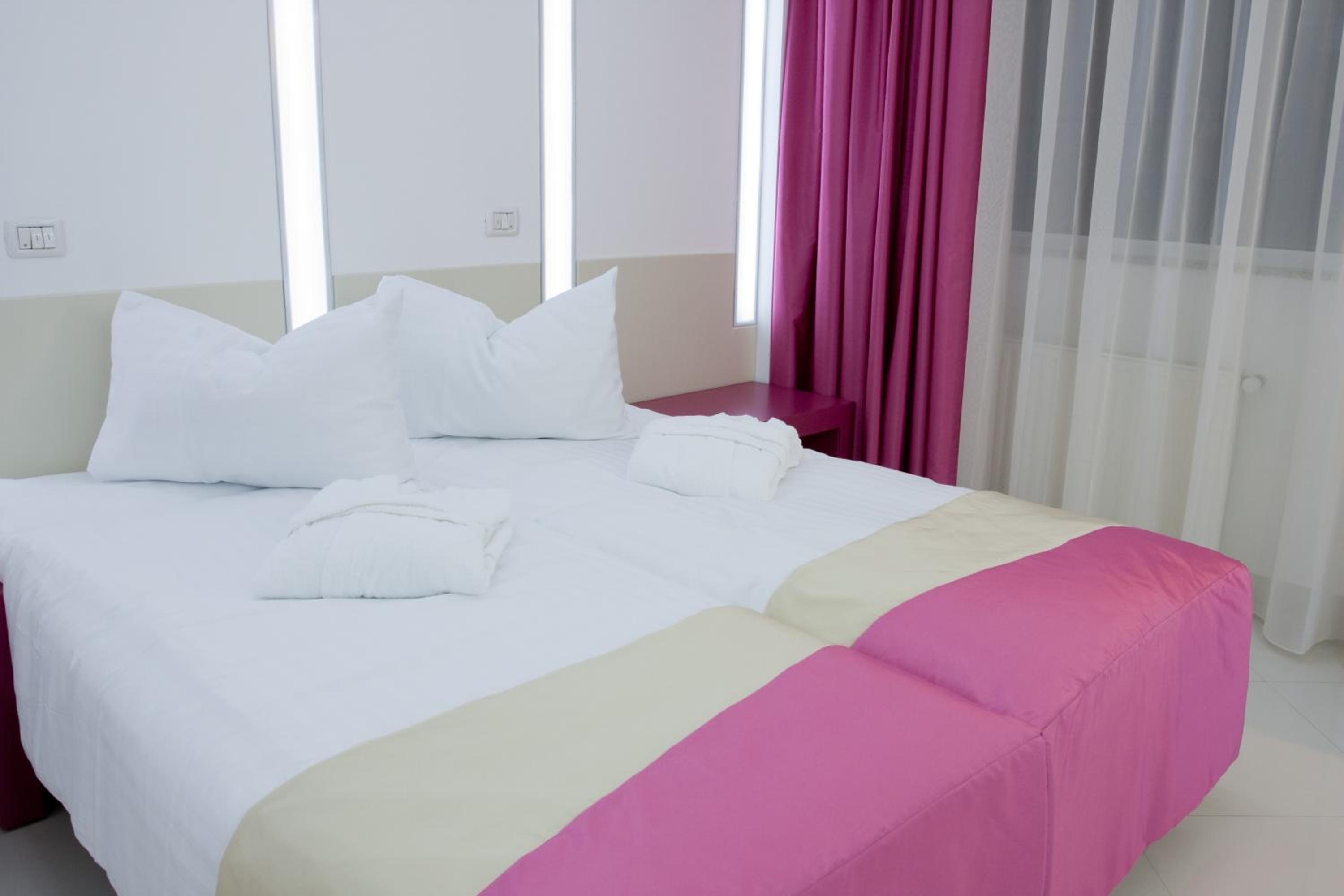 Standard Double or Twin Room - Photo 9